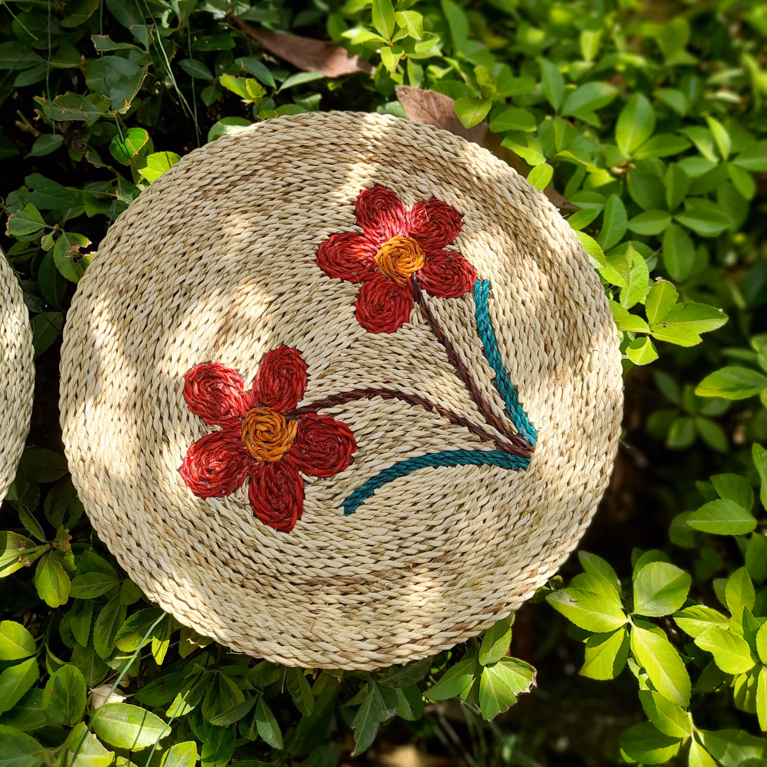 سینی گرد حصیری دارای وزن 500گرم وابعاد 32*32زیبا وجذاب