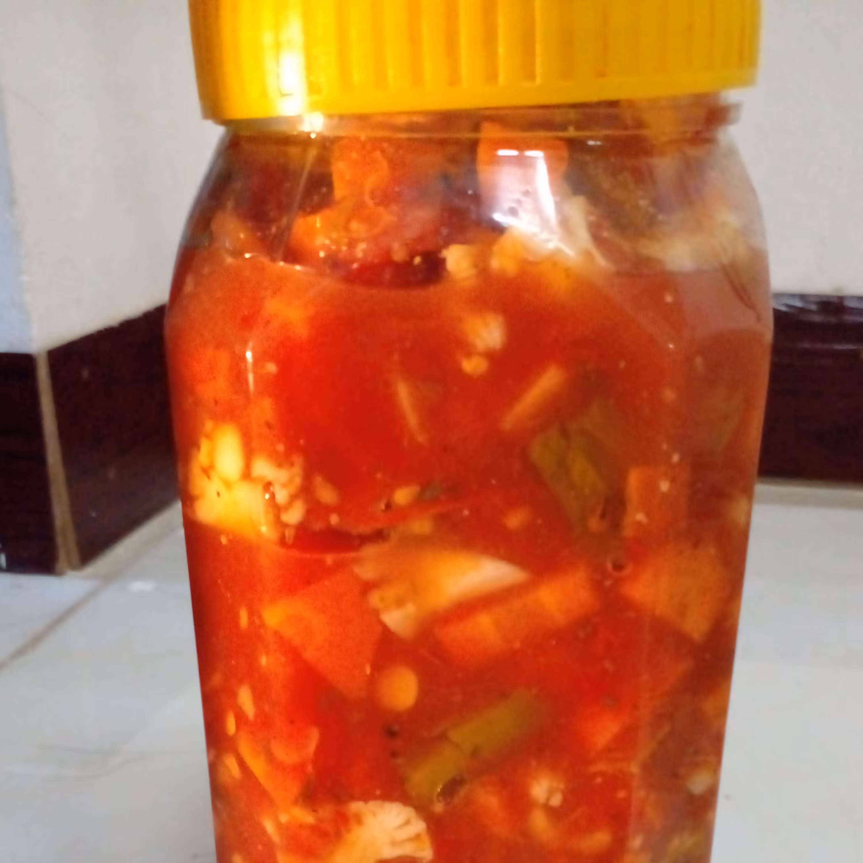 ترشی آب گوجه ای یک کیلویی