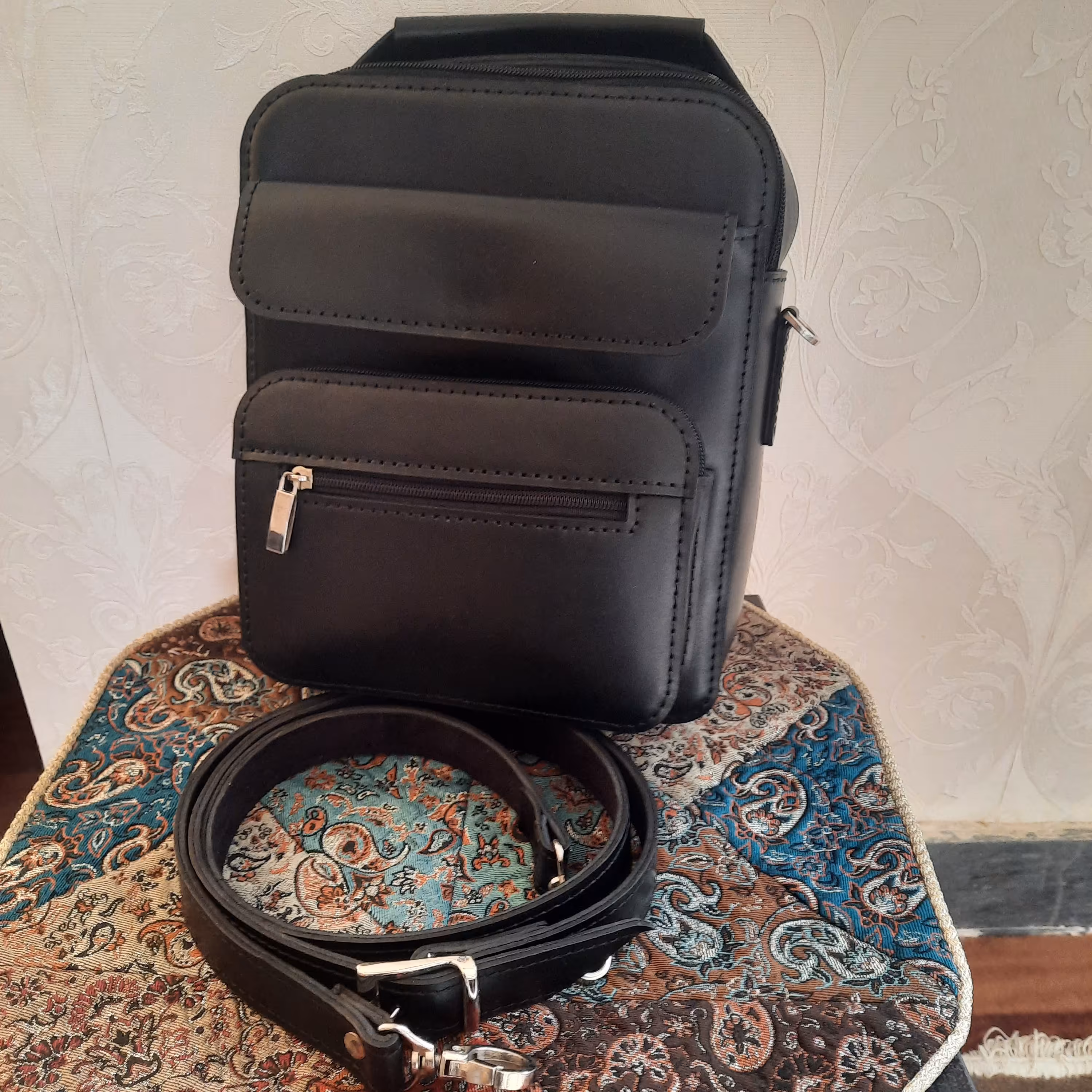 کیف دوشی   چرم گاوی درجه 1 دست دوزابعاد25*21*8سانت