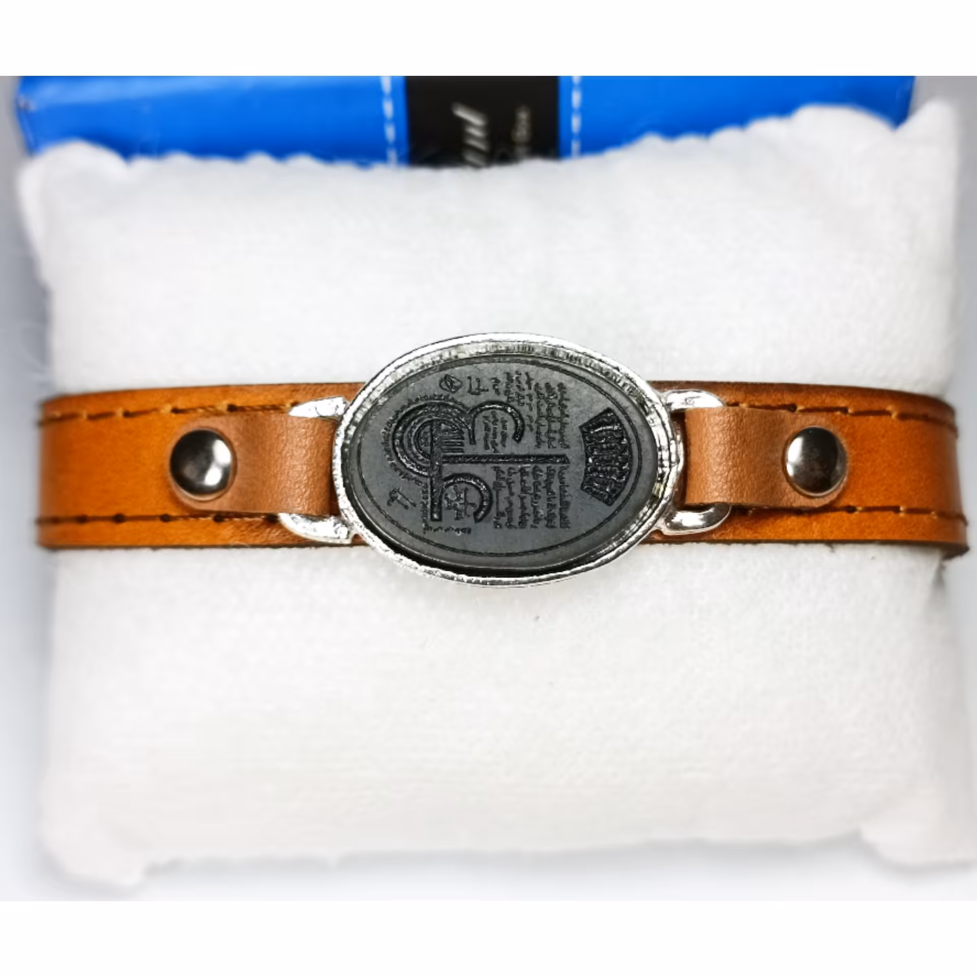 دستبند چرم طبیعی با نگین یشم طبیعی سیاه قلم (حکاکی عین العلی)