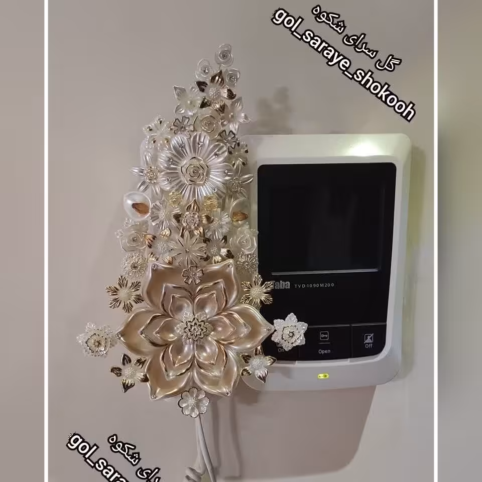 گل کریستالی مخصوص تزئین آیفون، مدل لوکس، بسیار زیبا و پرکار، رنگ کرم و لب طلایی.
