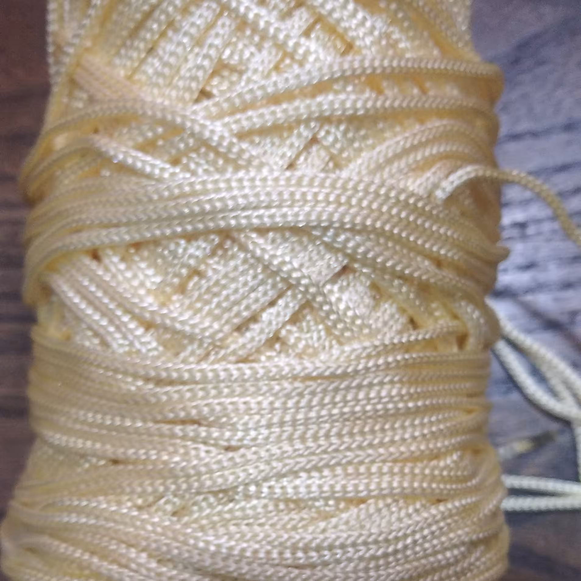 قیطان مکرومه سه سوزنه شیری 395 گرم