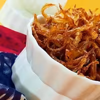 پیاز سرخ شده مجلسی و نگینی به دلخواه شما در بسته 400 گرمی در بسته 400 گرمتهیه شده از روغن مایع سرخ کردنی