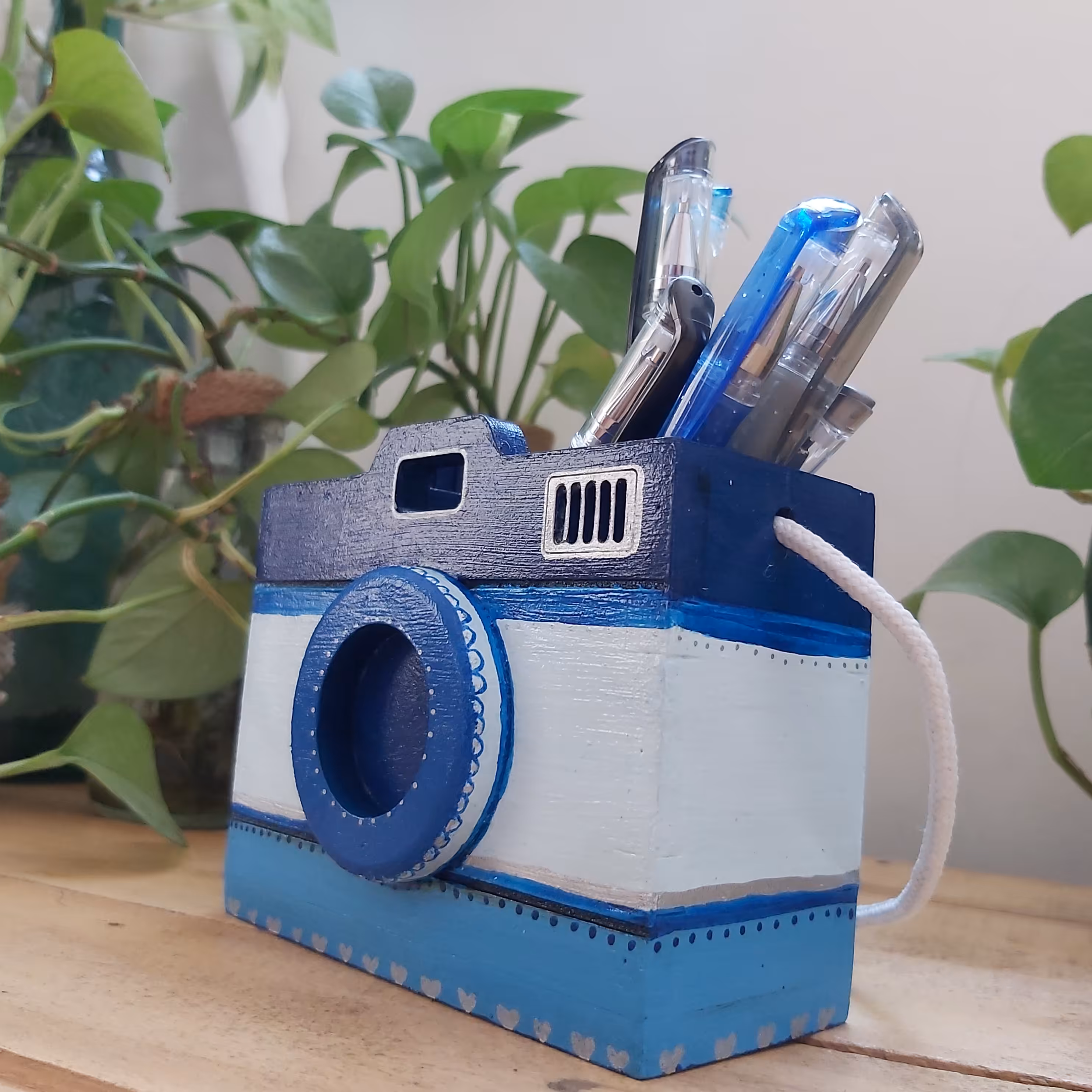 جا قلمی طرح دوربین،جنس چوبی،رنگ شده با رنگ اکریلیک و ضد آب قوی،کار دست