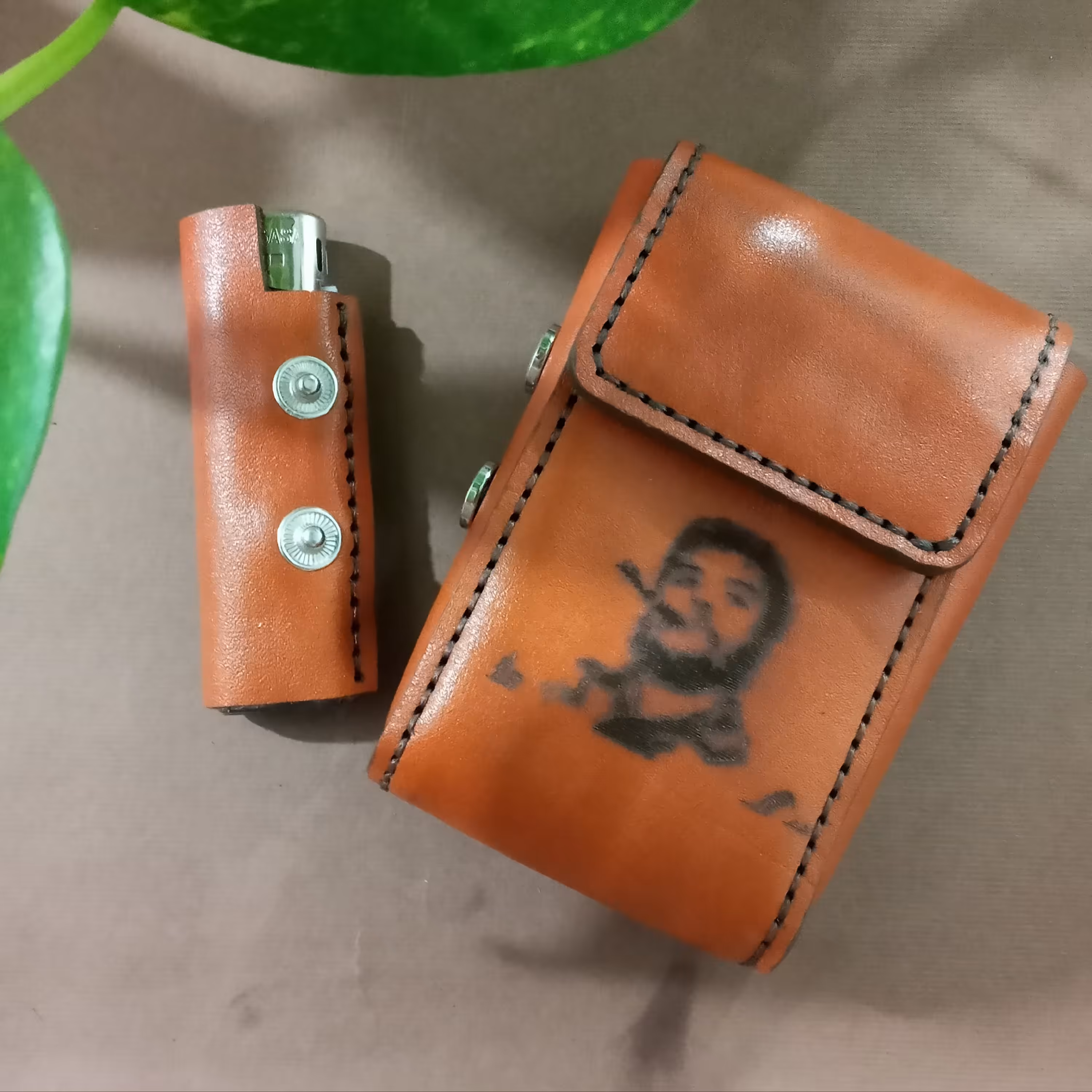 کیف محصول و کاور فندک چرم گاوی دستدوز،با حک چهره چگوارا،