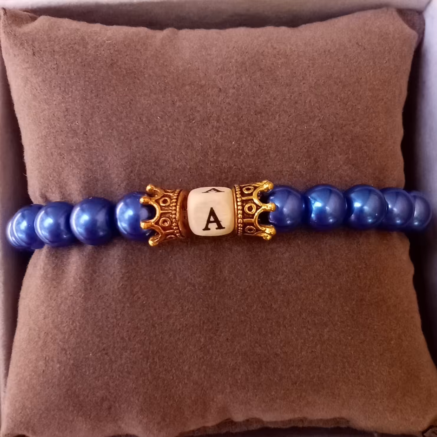 دستبند زنانه و دخترانه و پسرانه حروف مروارید سرمه ای طرح تاج دست ساز نیل 