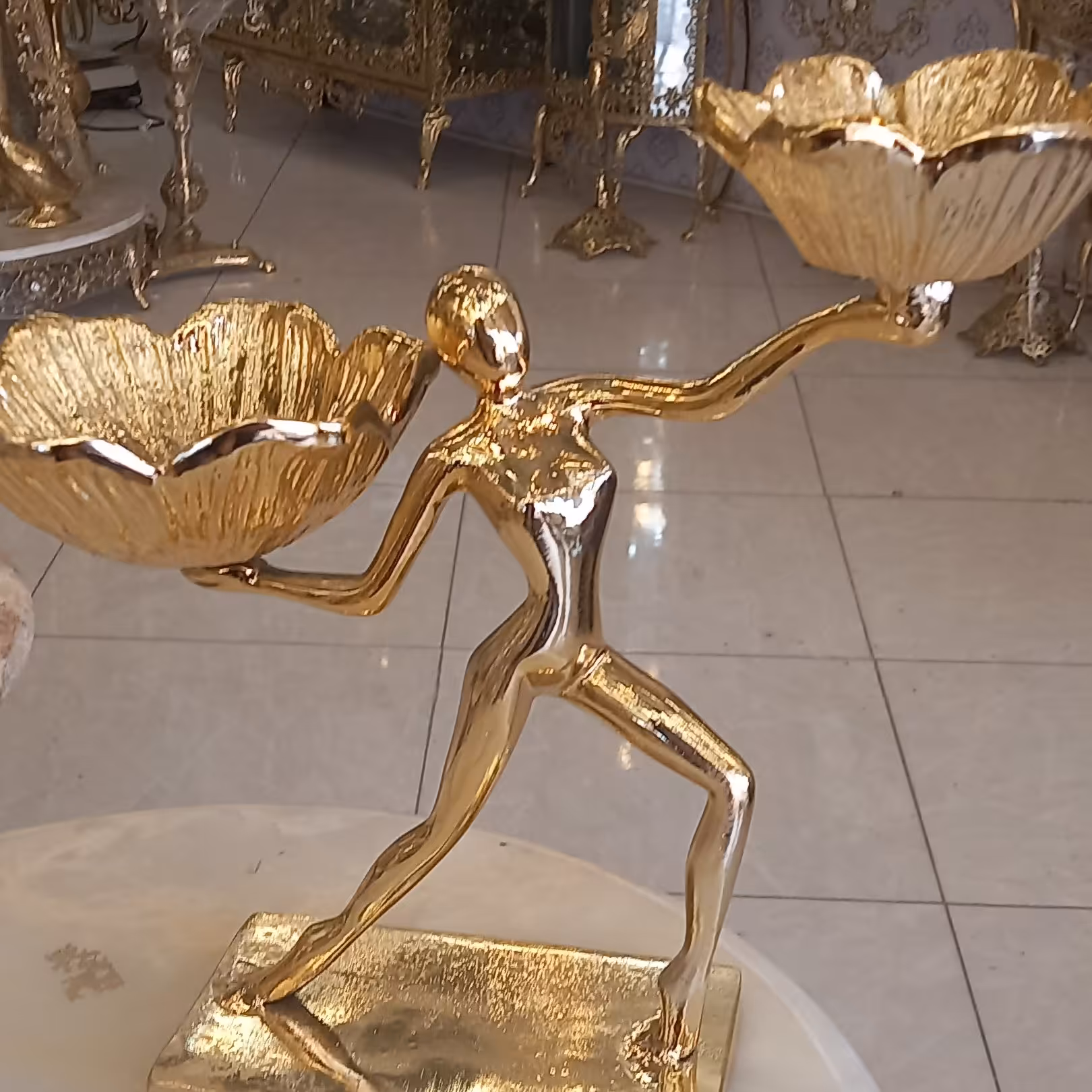 مجسمه دکوری ادمک با دوعدد جای گل