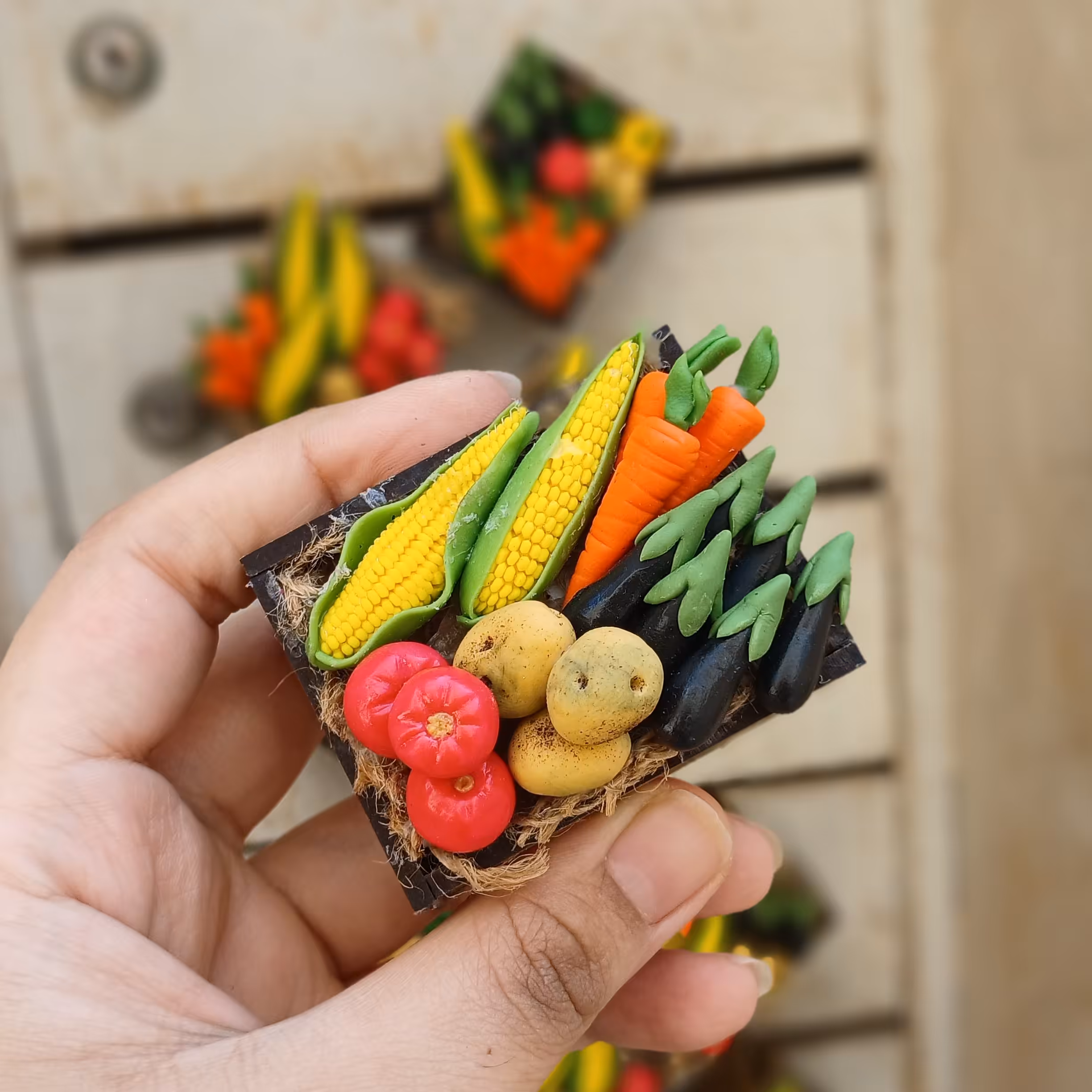 مگنت یخچالی صیفی جات از جنس خمیر چینی و باکس ام دی اف سایز کار 4 در 6 سانت 