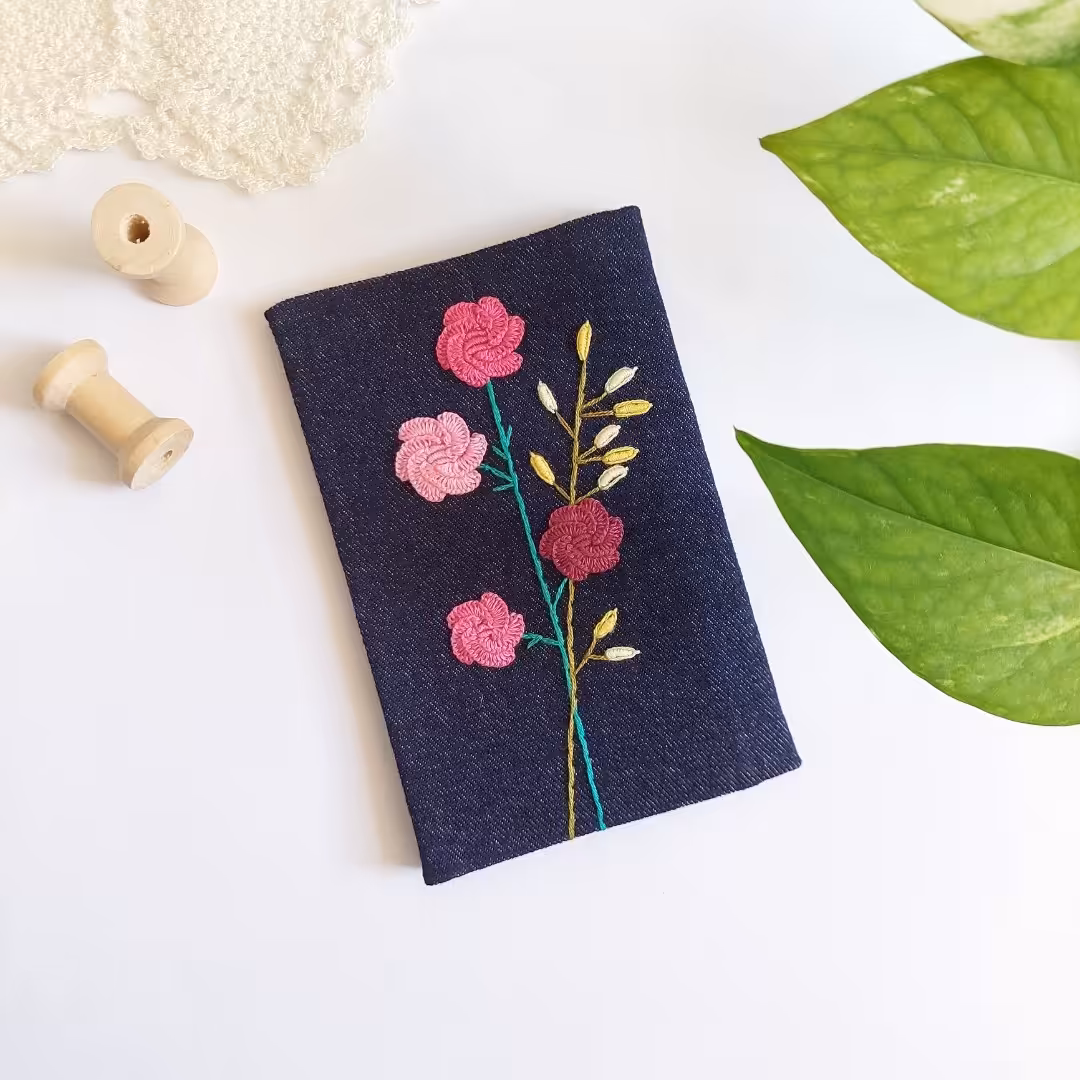 جای دستمال کاغذی گلدوزی شده با دست کاملا دست دوز طرح گلهای صورتی پارچه جین سرمه ای