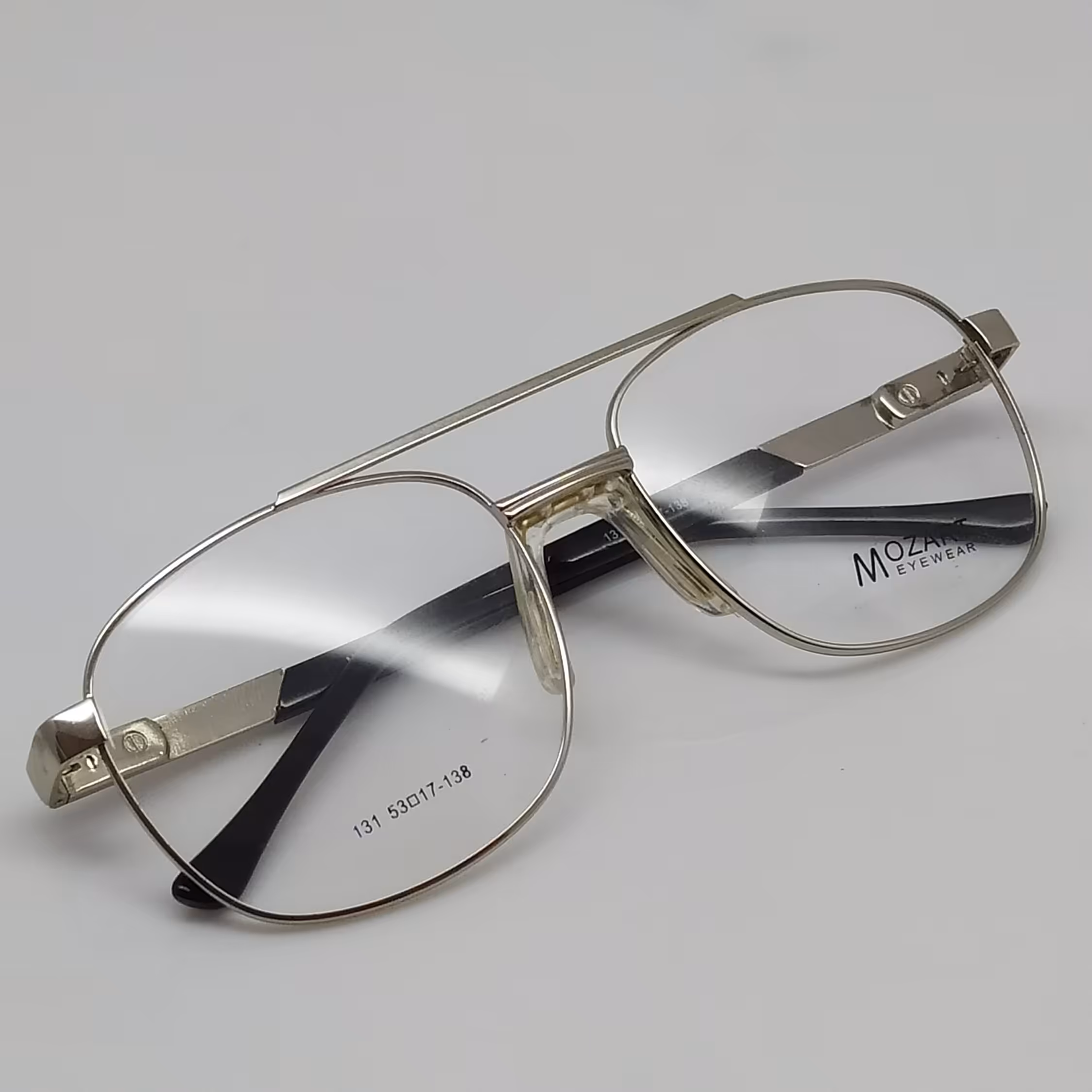 عینک مخصوص کار با کامپیوتر و گوشی با عدسی بلوکات جنس فریم تمام قاب فلزی دسته فنر موجودی رنگ مشکی و نوک مدادی 