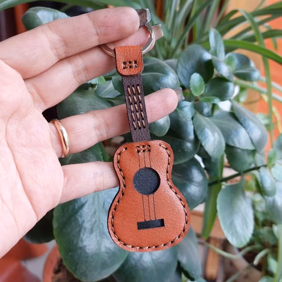 سرکلیدی فانتزی چرم طبیعی دست دوز طرح گیتار  جاکلیدی چرم