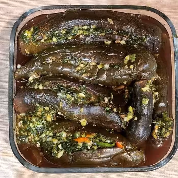 ترشی بادمجون شکم پر مجلسی باسبزی معطر و سیر گیلان فوق العاده خوش عطر وخوش طعم