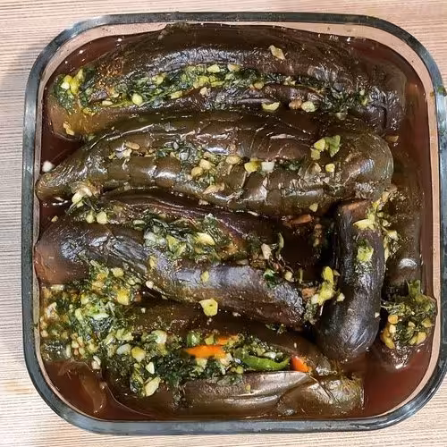 ترشی بادمجون شکم پر مجلسی باسبزی معطر و سیر گیلان فوق العاده خوش عطر وخوش طعم