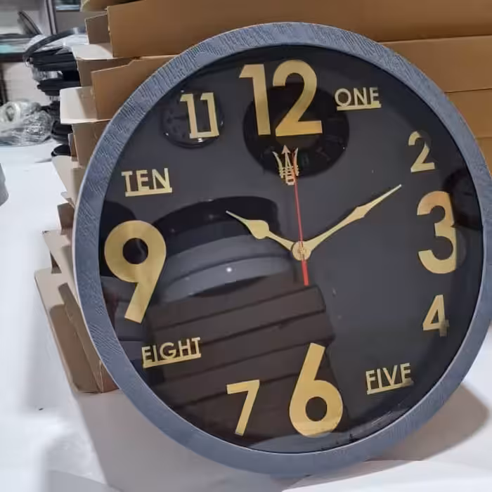 ساعت دیواری مازراتی طرح چوب بسیار زیبا طرح خاص  سه سال گارانتی در دو سایز 