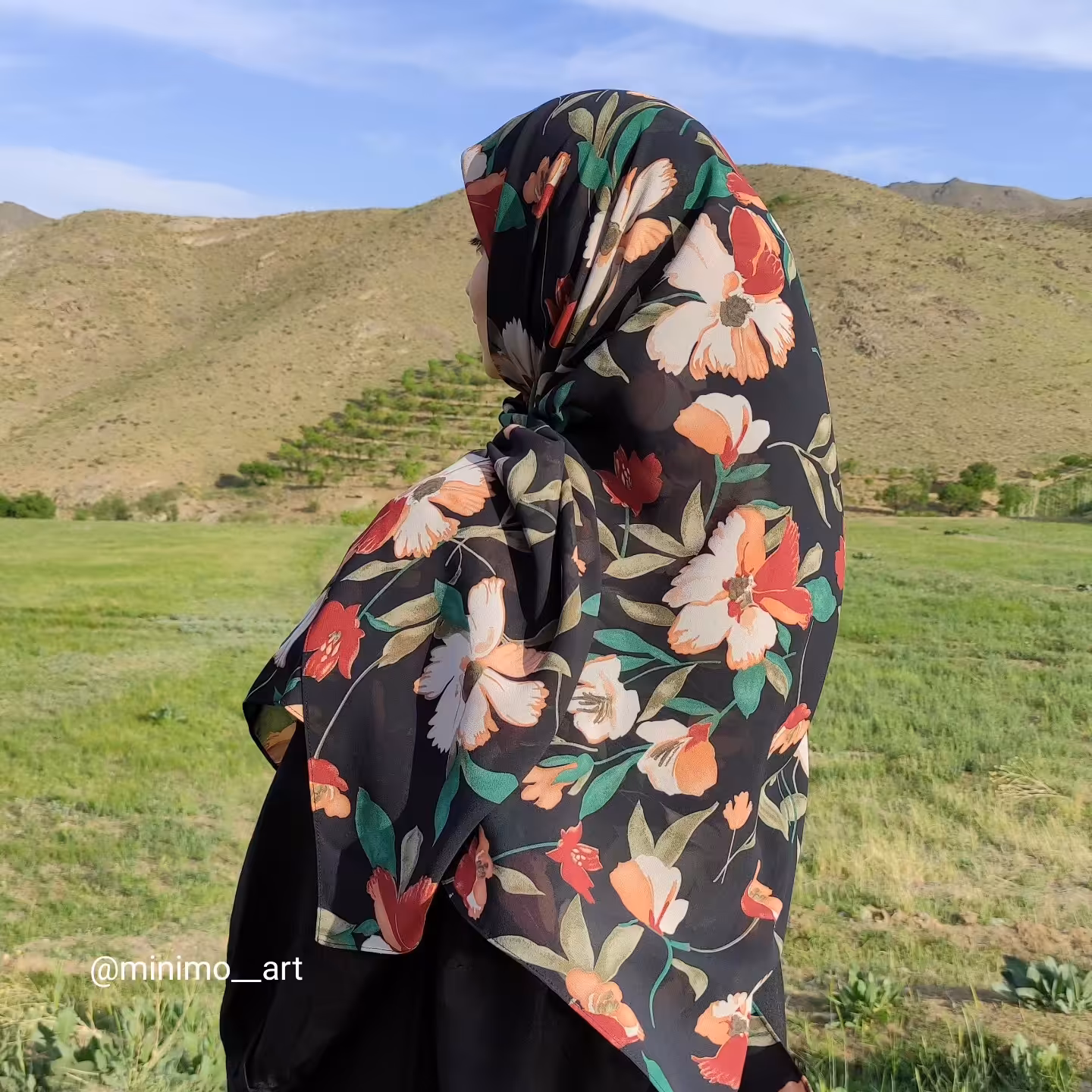 روسری کرپ حریر دستدوز قواره 140 طرح گلدار زمینه مشکی