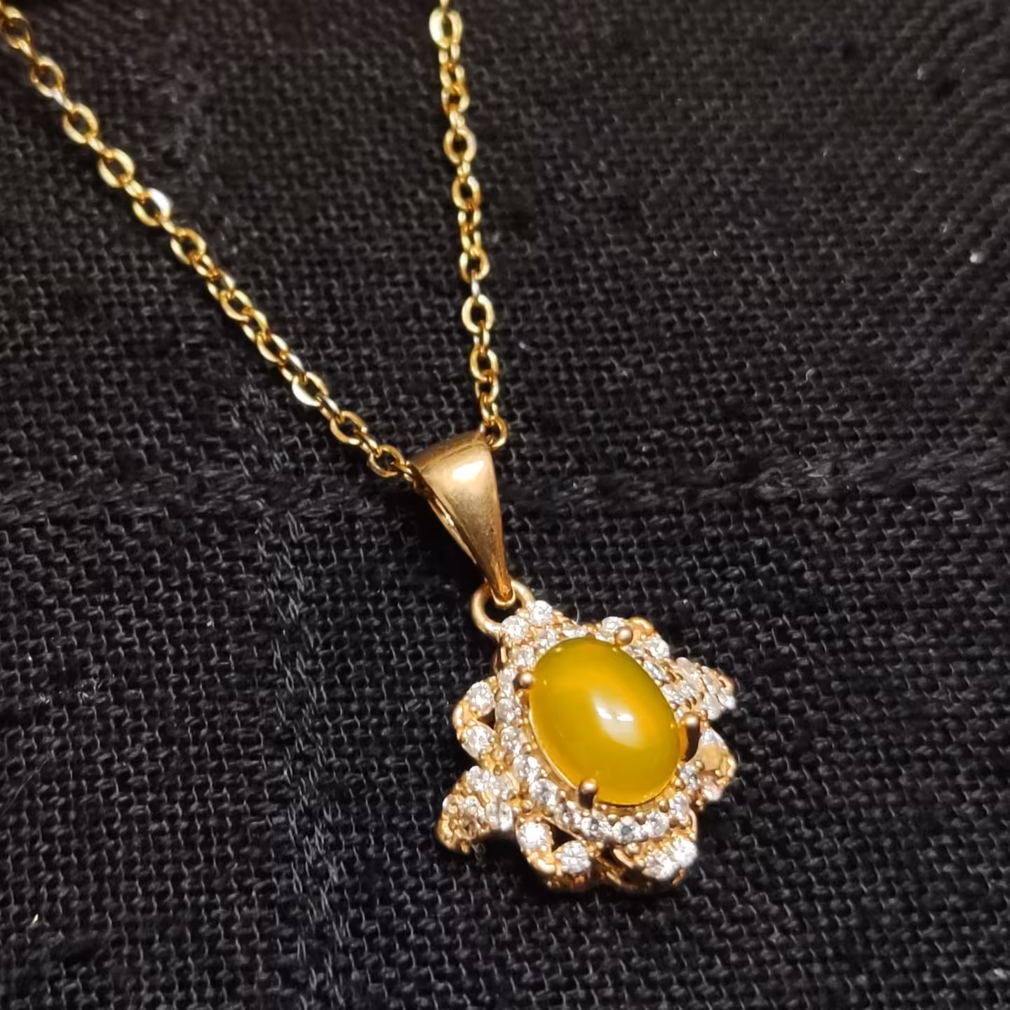 گردنبند شرف الشمس طلاروسی همراه با زنجیراستیل رنگ ثابت کد08