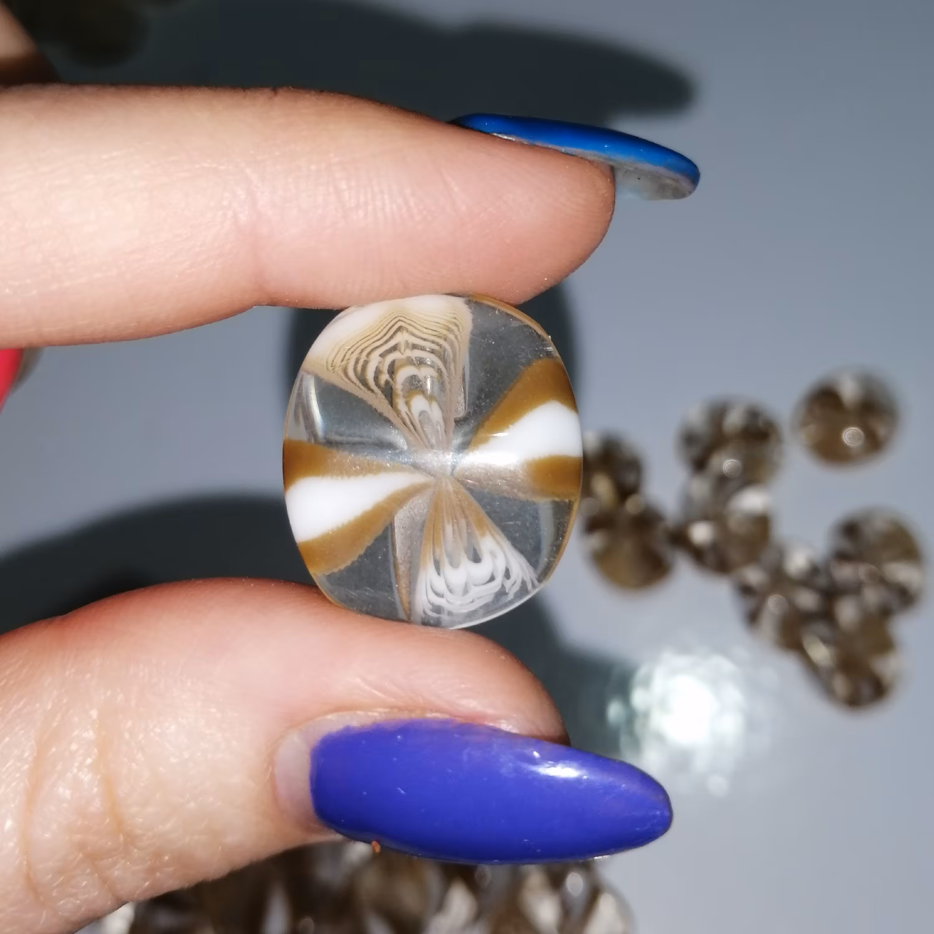  دکمه لباس شیشه ای رنگ قهوه ای بزرگ بسته 10 عددی 