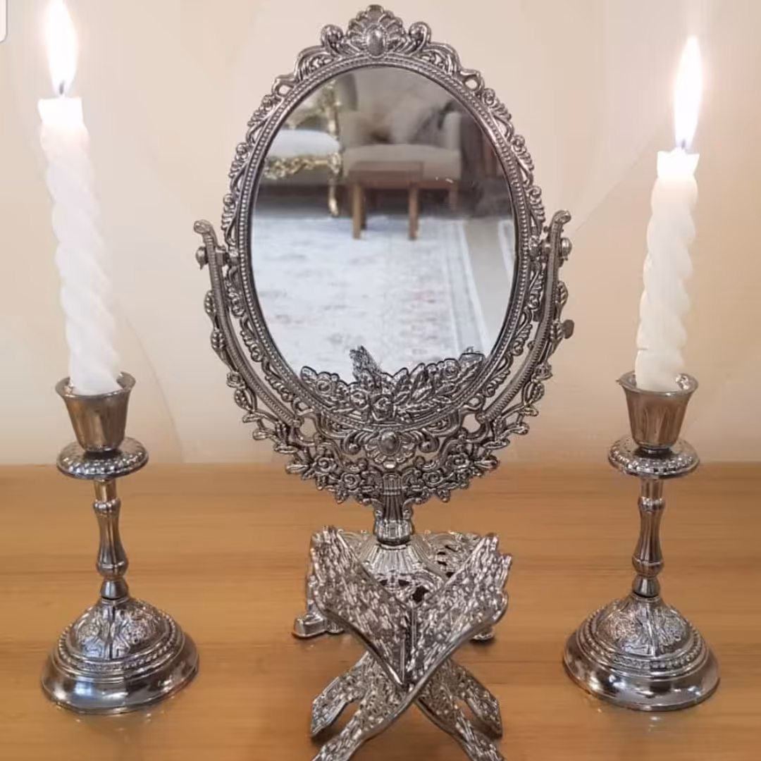 اینه و شمعدان یاقوت چرخشی  رنگ دودی  جنس پلاستیک  وزن 330 گرم  مناسب برای سفره هفت سین عید نوروز ، سالن آرایشی و ...