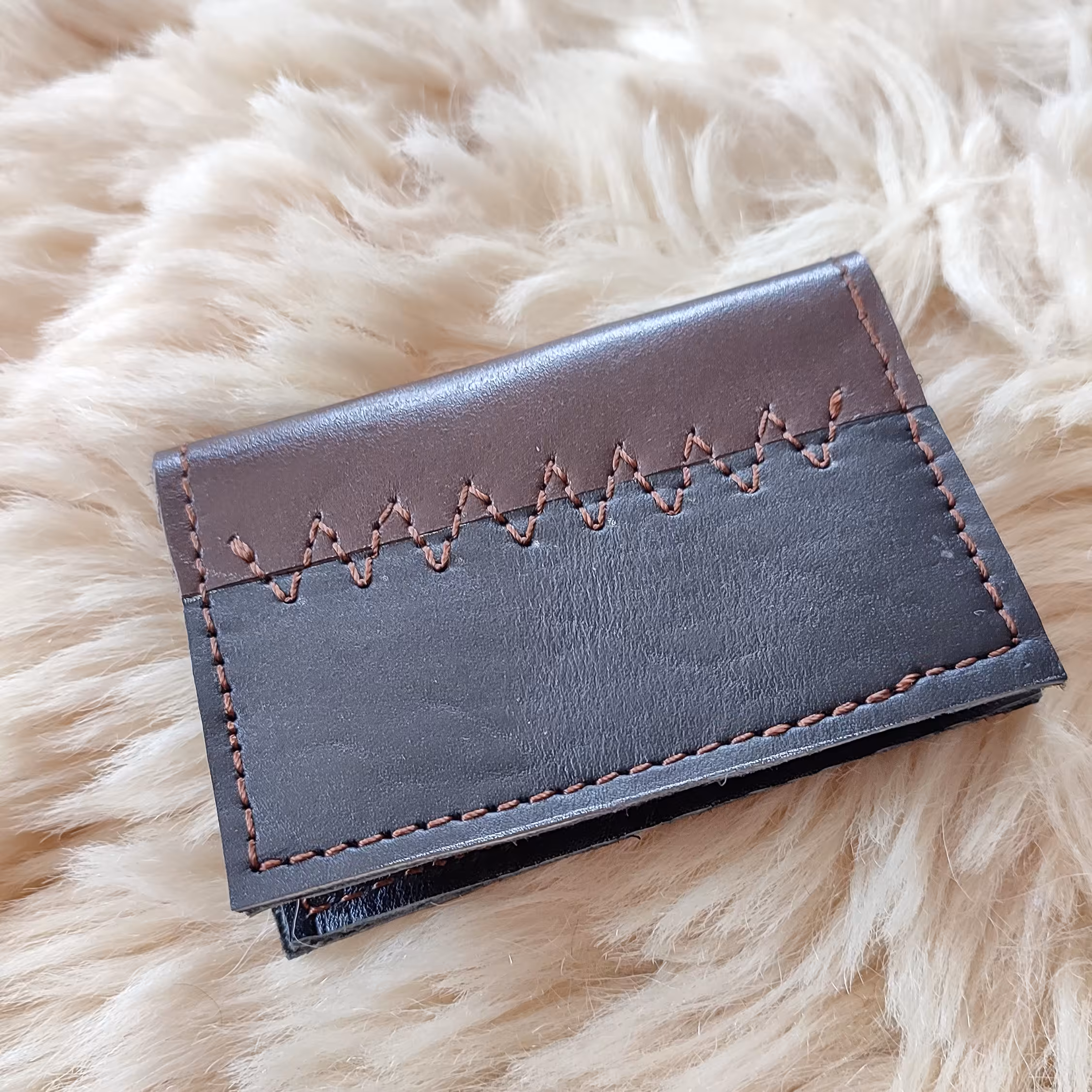 کیف جا کارتی چرم طبیعی گاوی  چرخ دوز تیکه دوزی شده در ابعاد 10 در 7 . مناسب خاص پسندا.