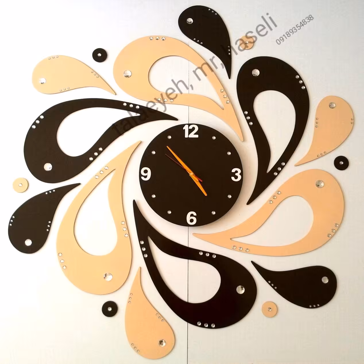 ساعت بسیارشیک فانتزی چوبی طلاییه