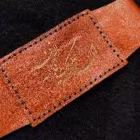 بازوبند پهن ذکر السلام وعلیک یا فاطمه زهرا چرم طبیعی همراه با حرز کاغذی