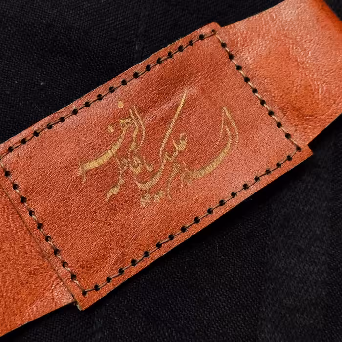 بازوبند پهن ذکر السلام وعلیک یا فاطمه زهرا چرم طبیعی همراه با حرز کاغذی