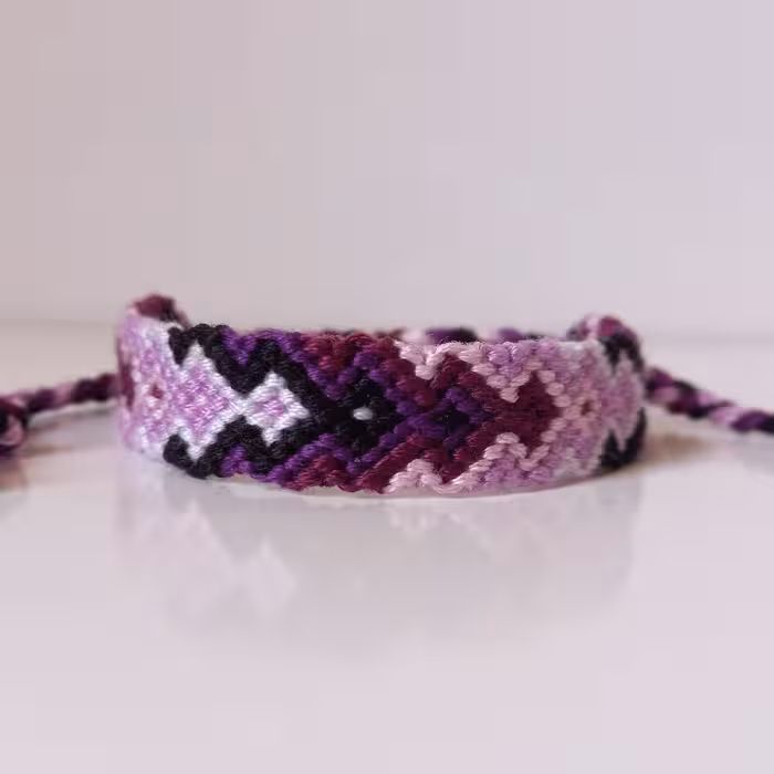 دستبند دوستی دستبافت طرح تیارا تم بنفش (بدون گیس اضافه) محصول کاملا دستساز تیم گ