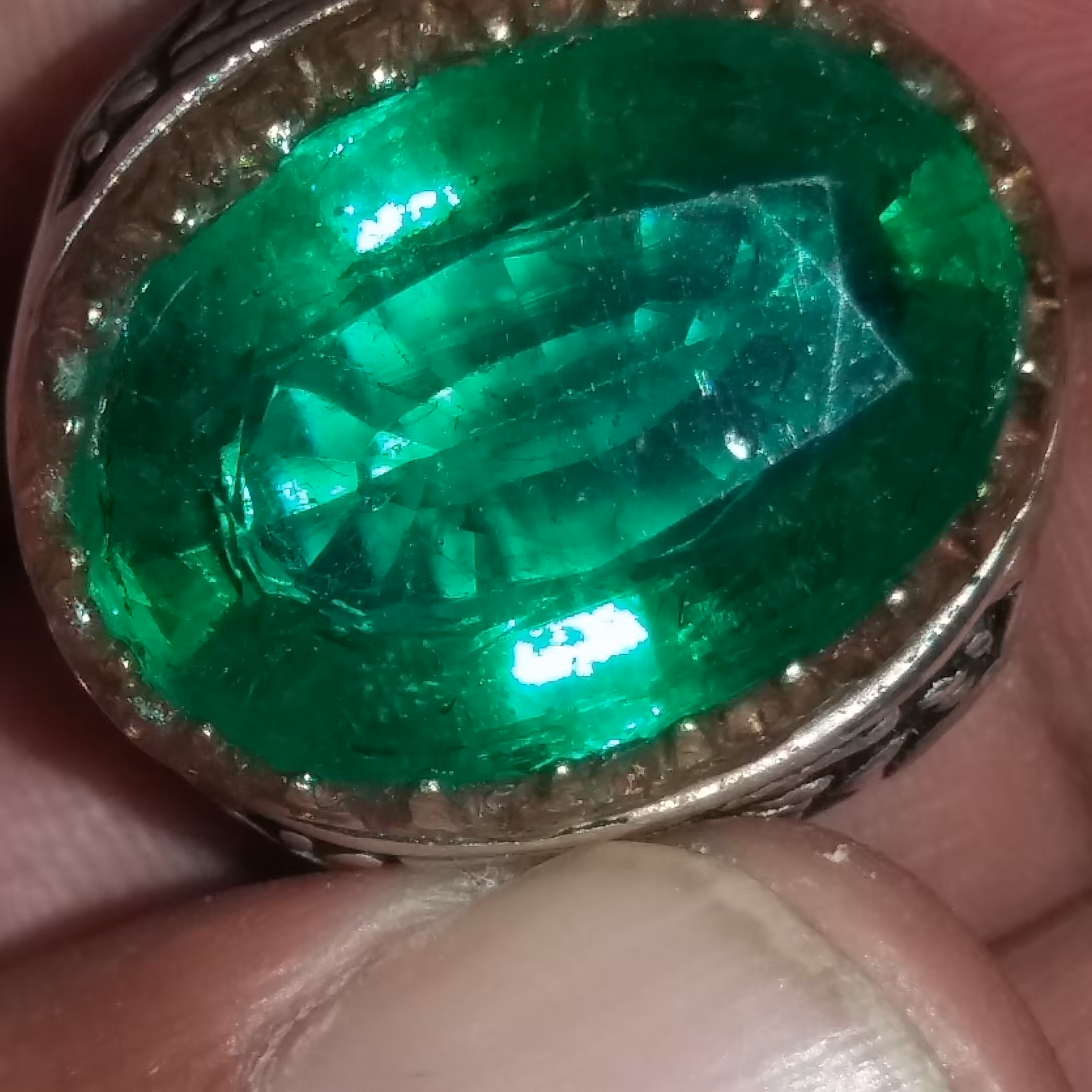 انگشتر نقره با نگین زمرد