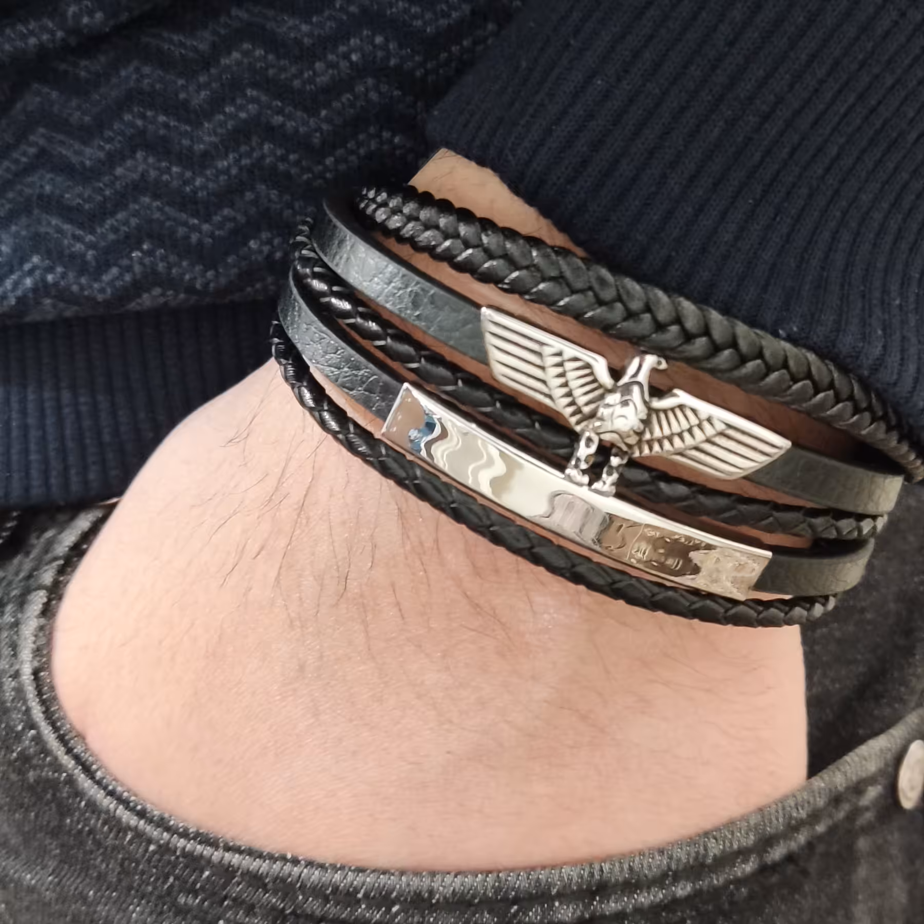 دستبند چرمی4لاین طرح فروهر قفل مگنتی