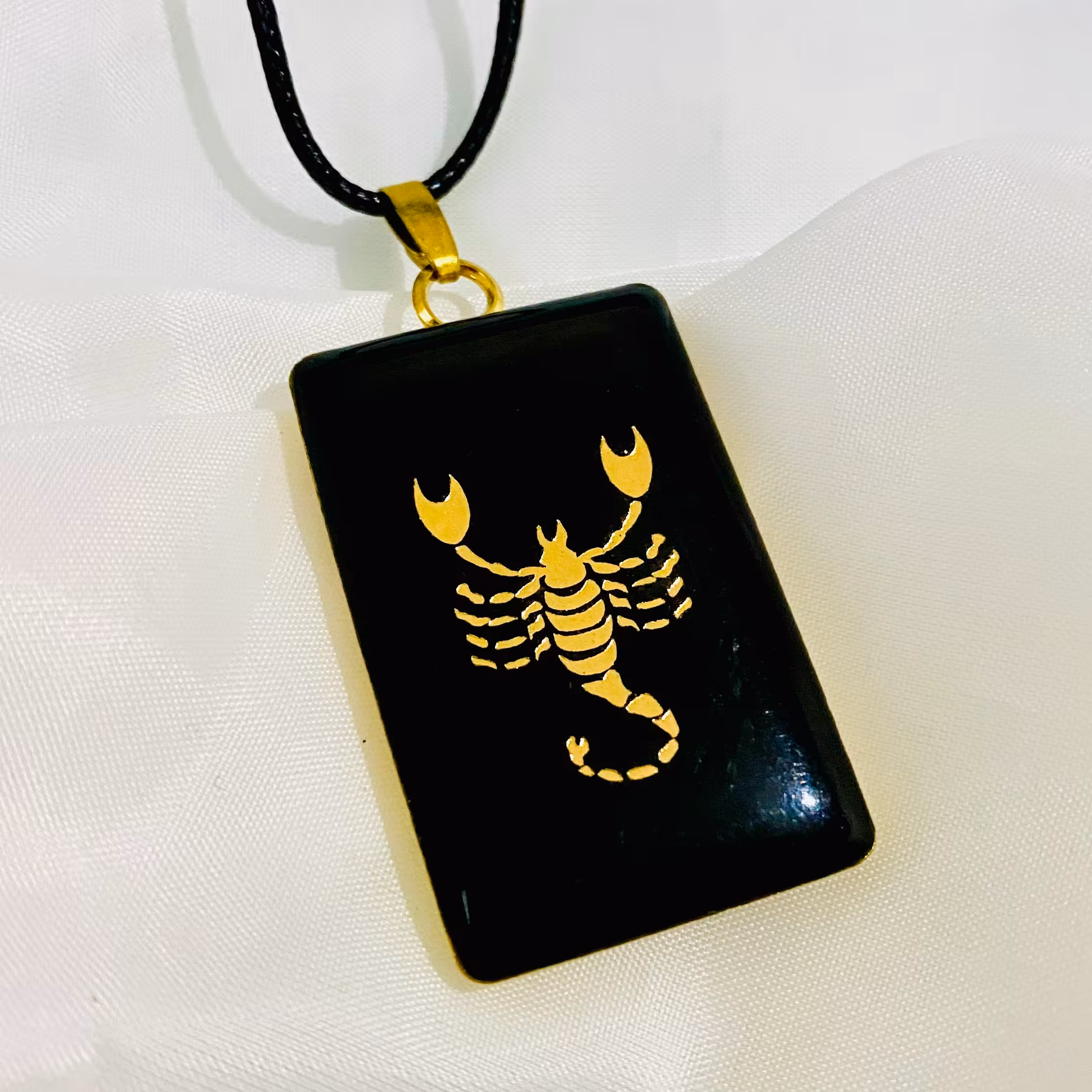 گردنبند ماه تولد آبان علامت عقرب با زنجیر طرح مستطیل 