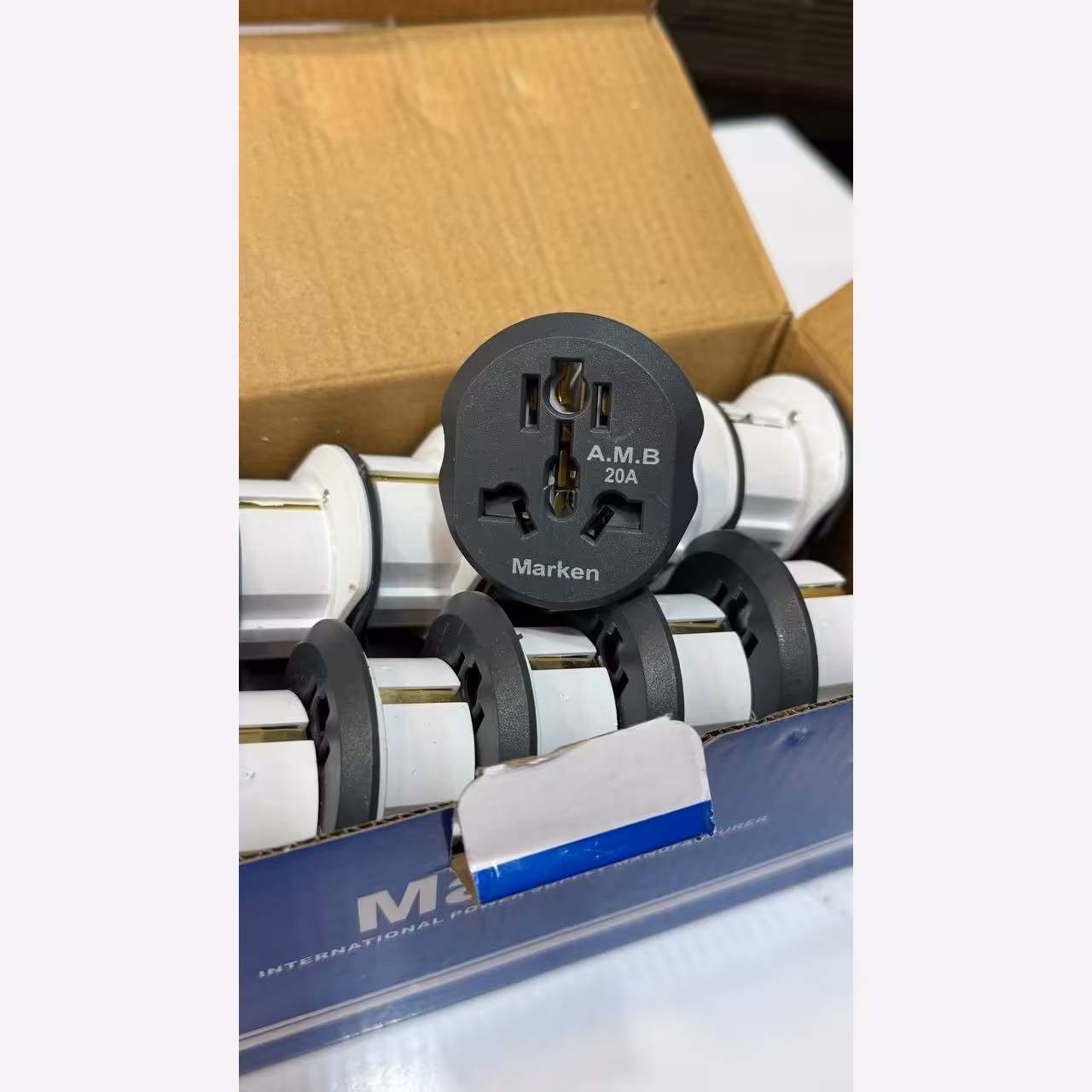 مبدل تبدیل 3به2چینی اصل میله برنجی ضدآهن رباکلگی شارژر و لپ تاپ اورجینال درجه یک مبدل برق کلگی شارژراصل ارسال رایگان