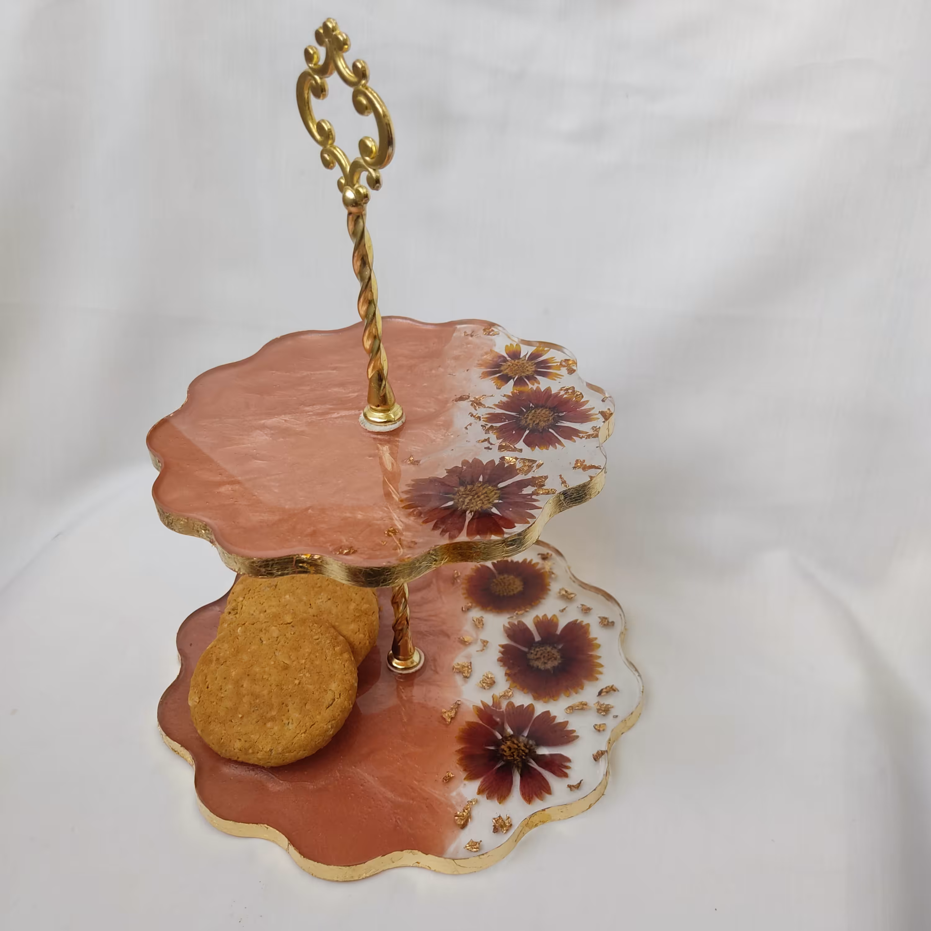 ظرف شیرینی خوری رزینی ، قابل سفارش با گل بابونه سفید . سبک و فوق العاده زیبا و با کیفیت