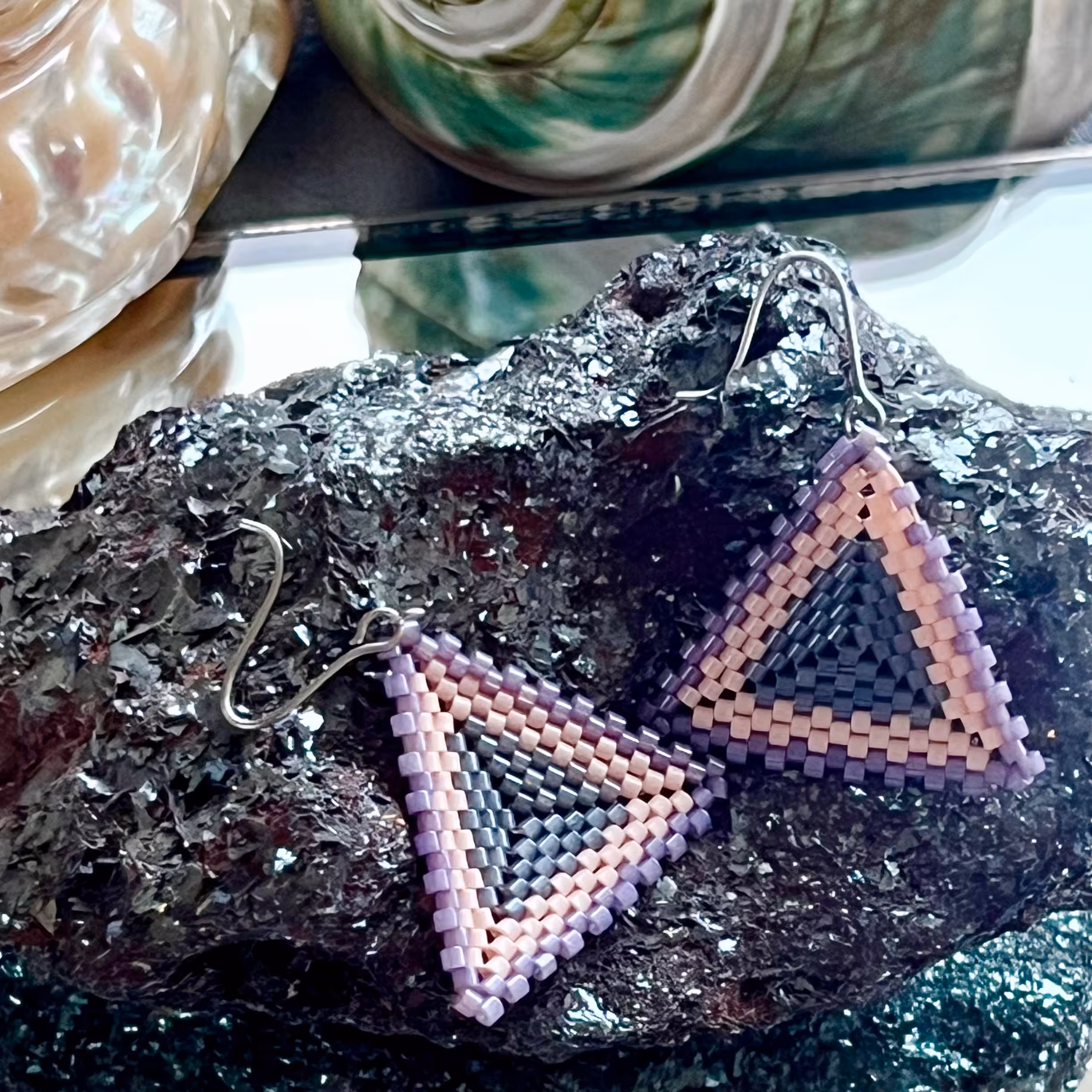 گوشواره ی بافت میوکی مدل مثلثی صورتی