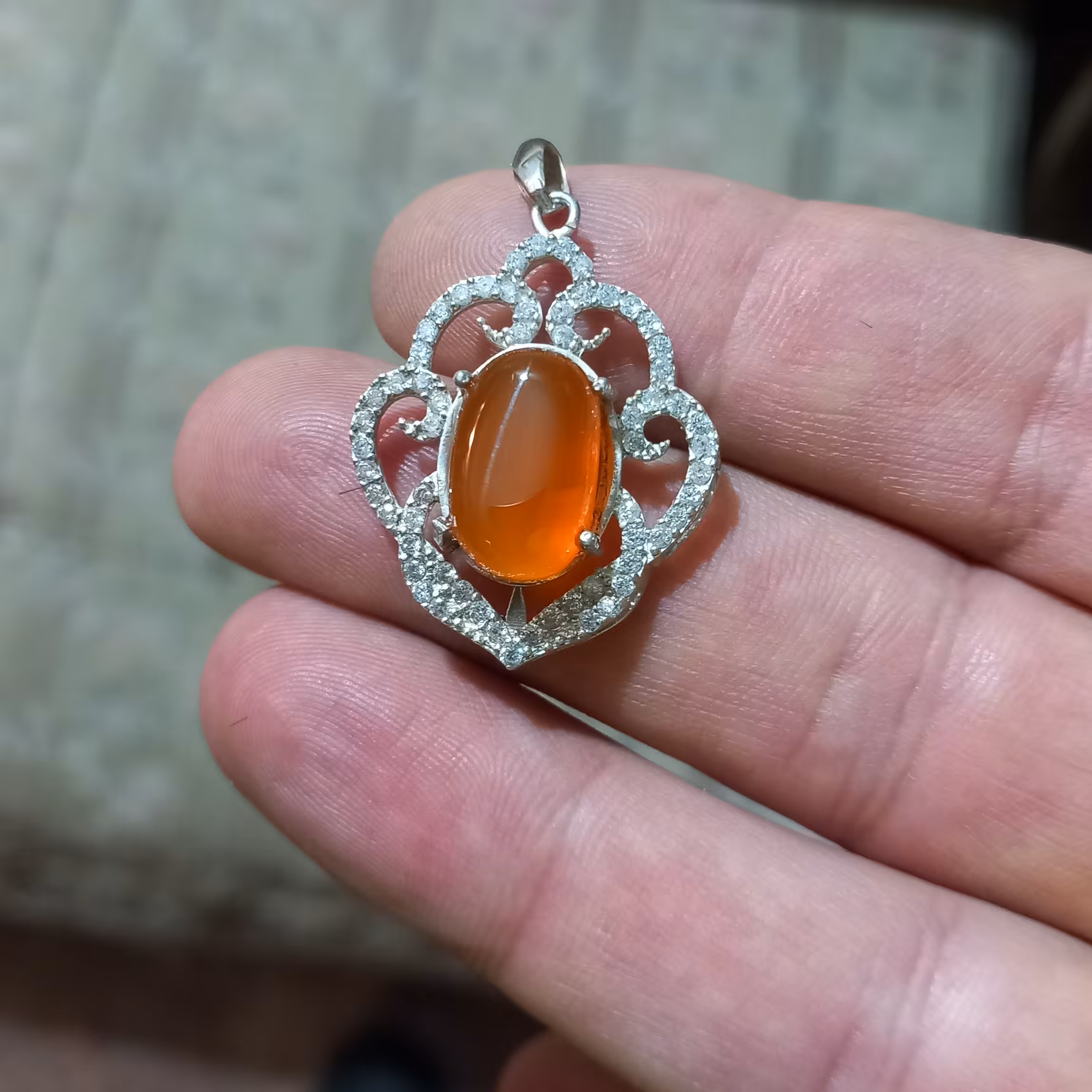 گردنی نقره جواهری،نگین زرد عسلی ،بسیار زیبا و شیک ،امکان سفارش مجدد