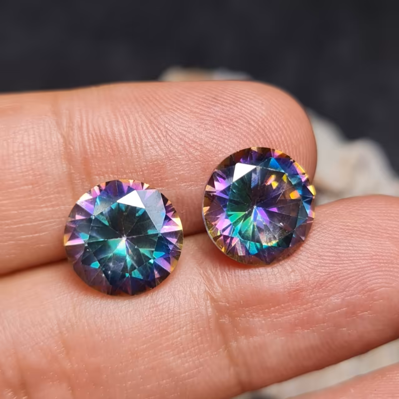  نگین های فوق العاده زیبای سنگ کوارتز تیتانیوم 12 میل  وزن  جفت 22قیراط
کد 27975