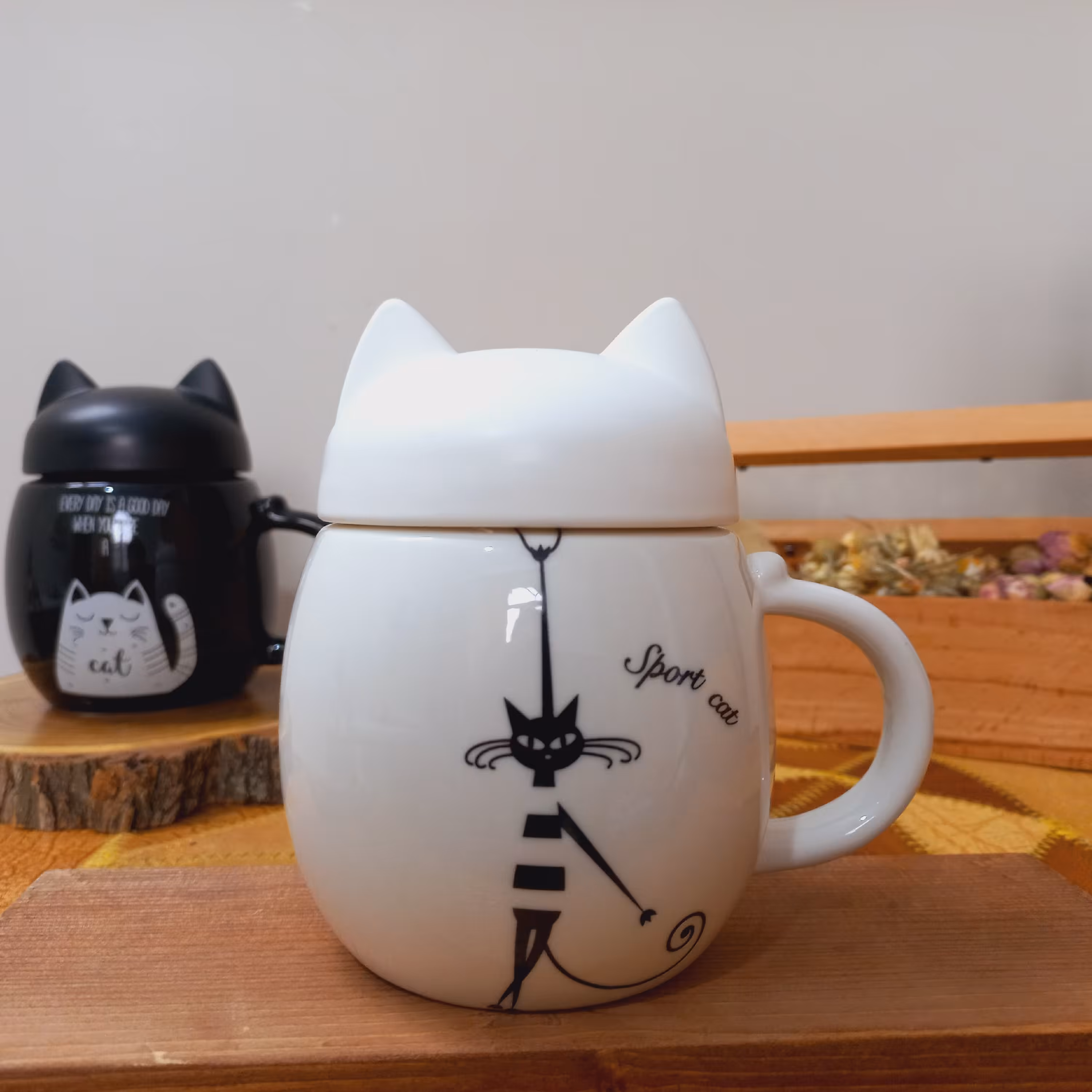 ماگ گربه تپلی با درب پیچی -  جنس از سرامیک درجه یک - حجم 350میل 