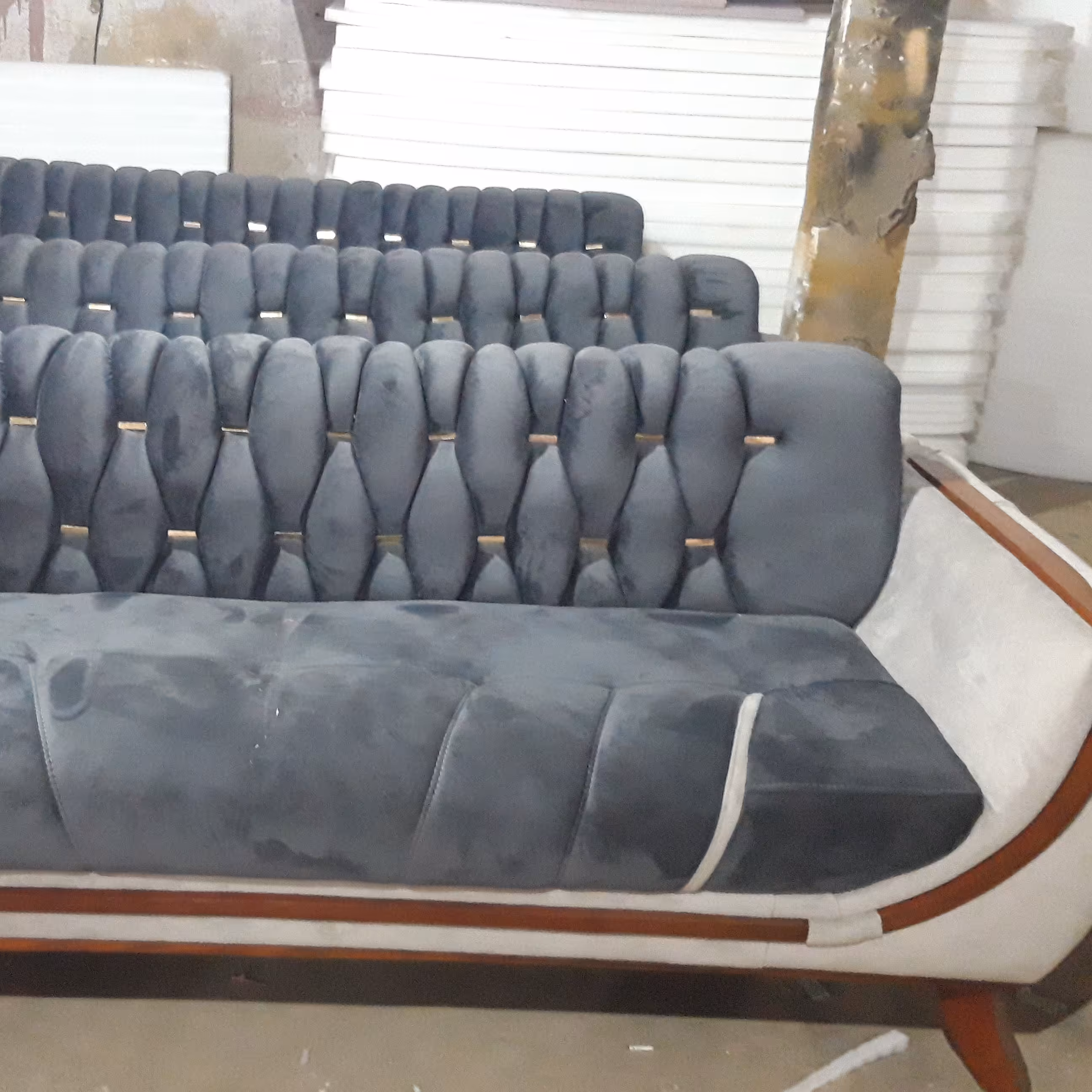 مبل راحتی . نوع و رنگ پارچه مبل به سلیقه مشتری.