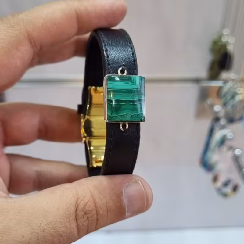 دستبند چرم حصیری با نگین مالاکیت طبیعی کنگو تراش چهارگوش  و قاب نقره