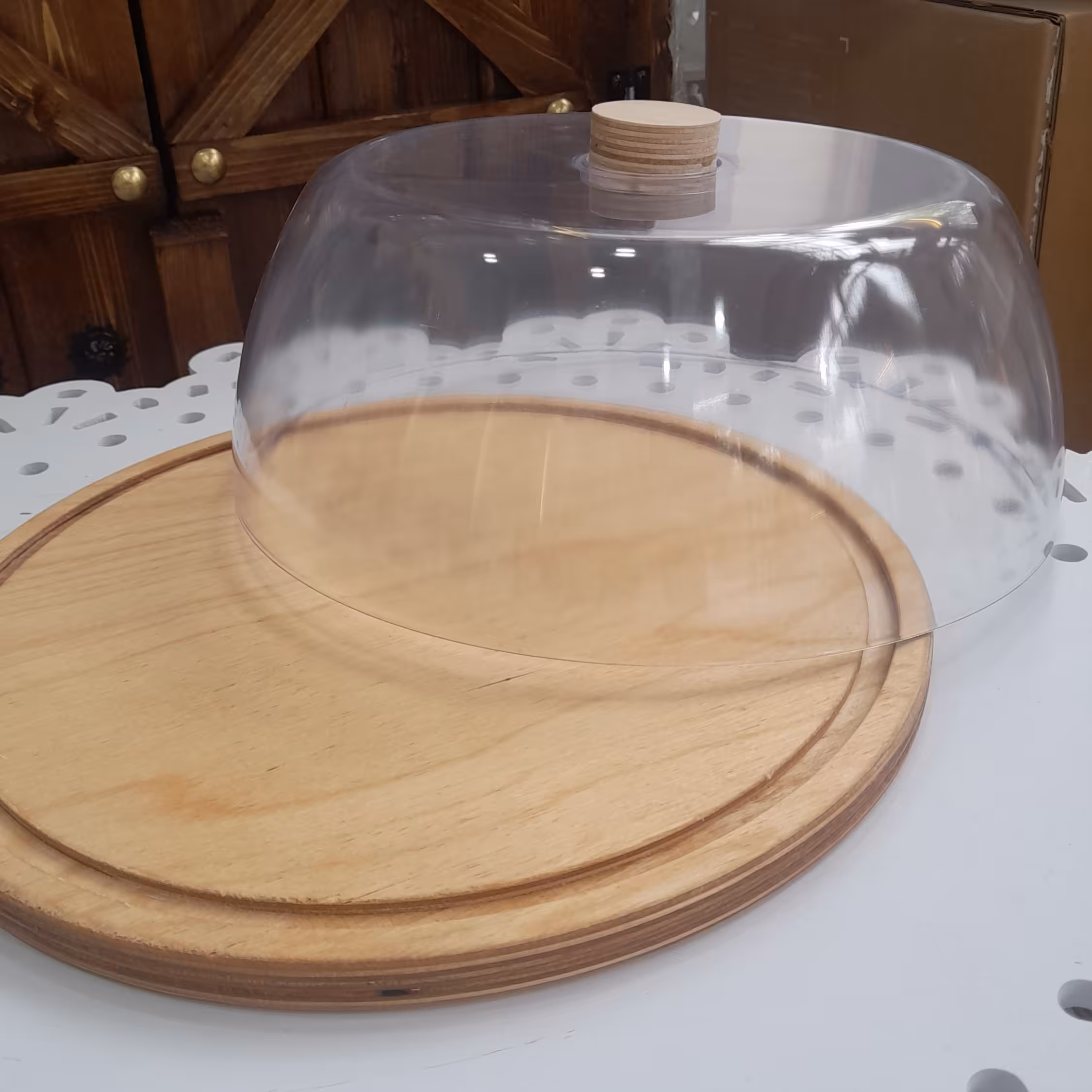 کاپ کیک زیره چوبی درب طلقی برای پذیرایی و نگهداری شیرینی و کیک.هزینه ارسال به صورت پس کرایه و به عهده مشتریست.