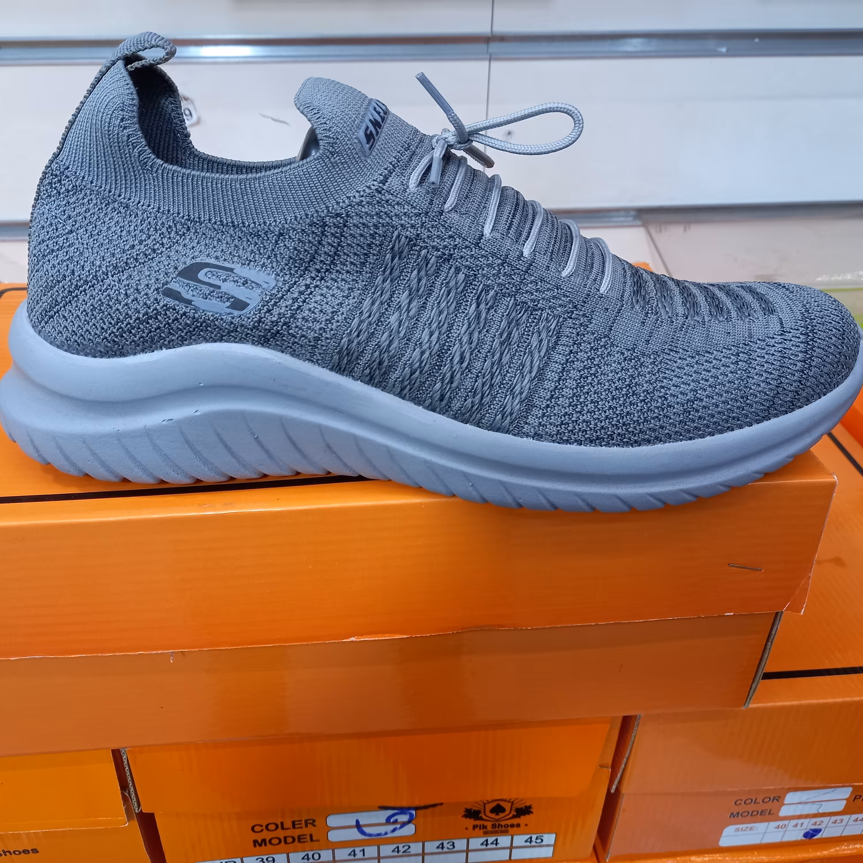 اسکیجرز جورایی بسیار باکیفیت وراحت زیره پیو باضمانت مخصوص پیاده روی 