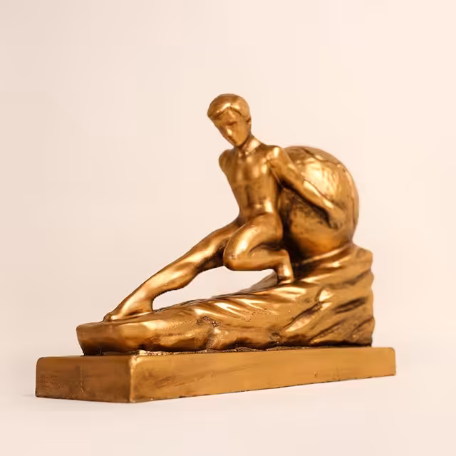 مجسمه گوی تلاش طلایی پلی استر