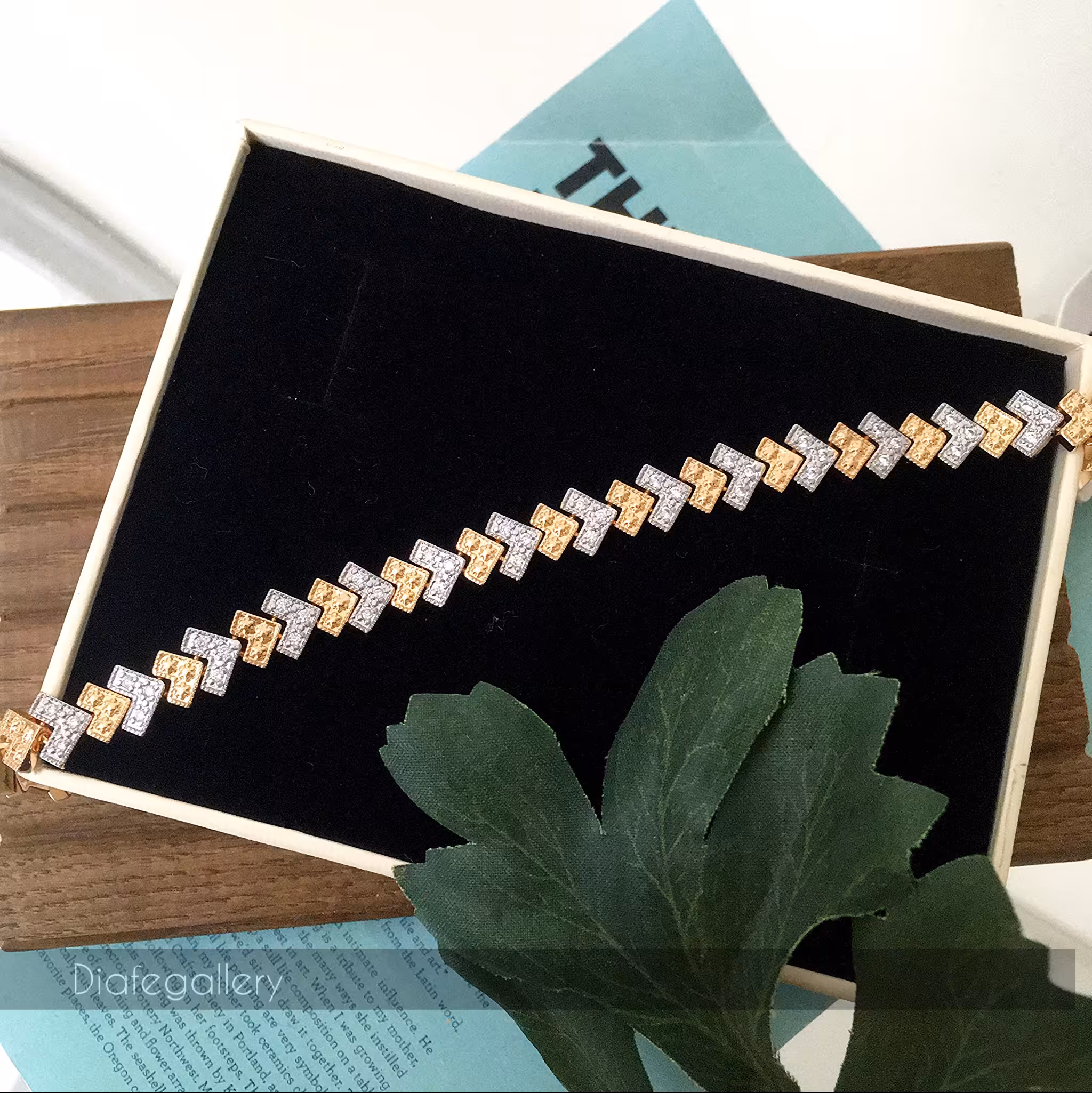 دستبند طرح طلا جنس  استیل رنگ ثابت  زنانه برند ژوپینگ کد 1