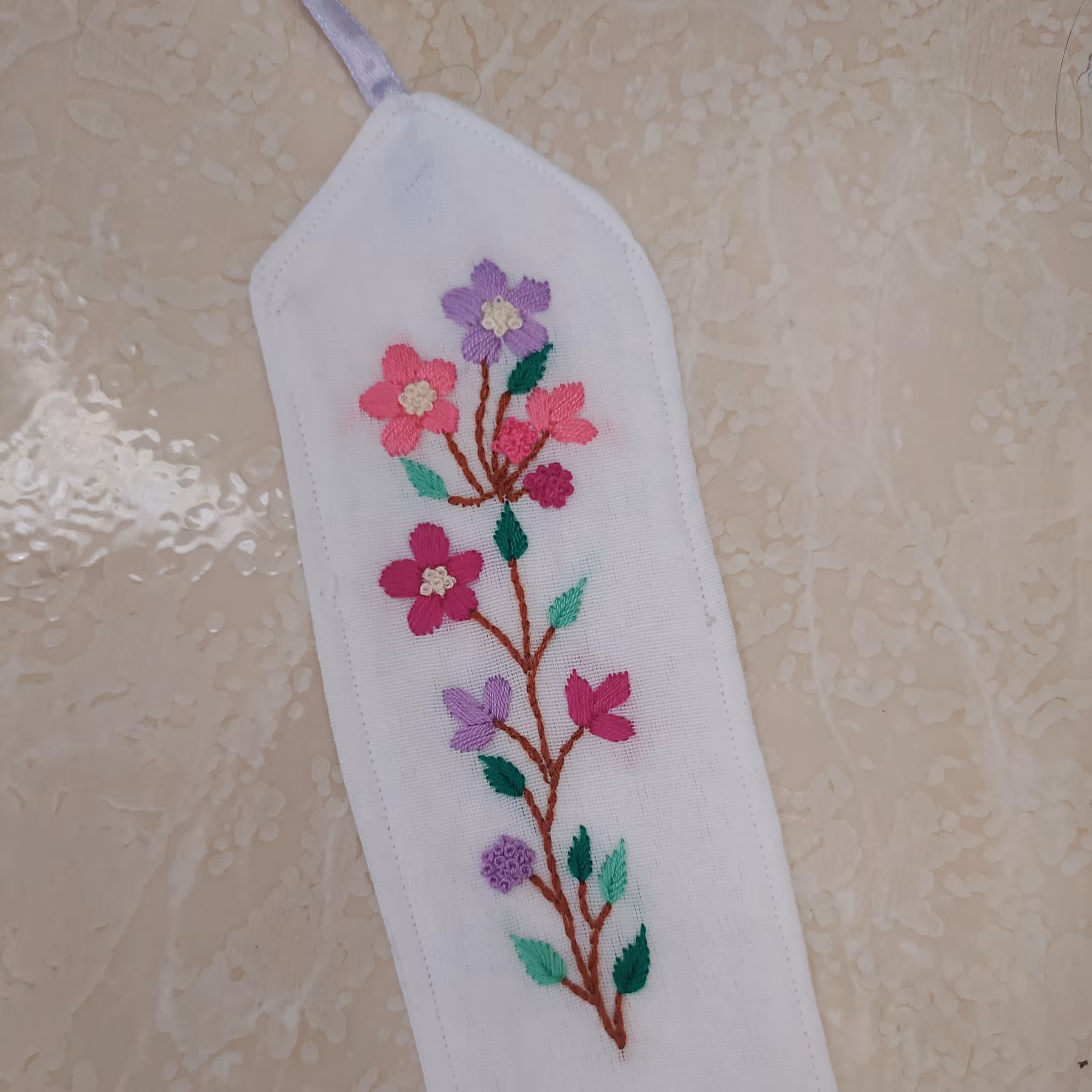 نشانگر کتاب گلدوزی شده