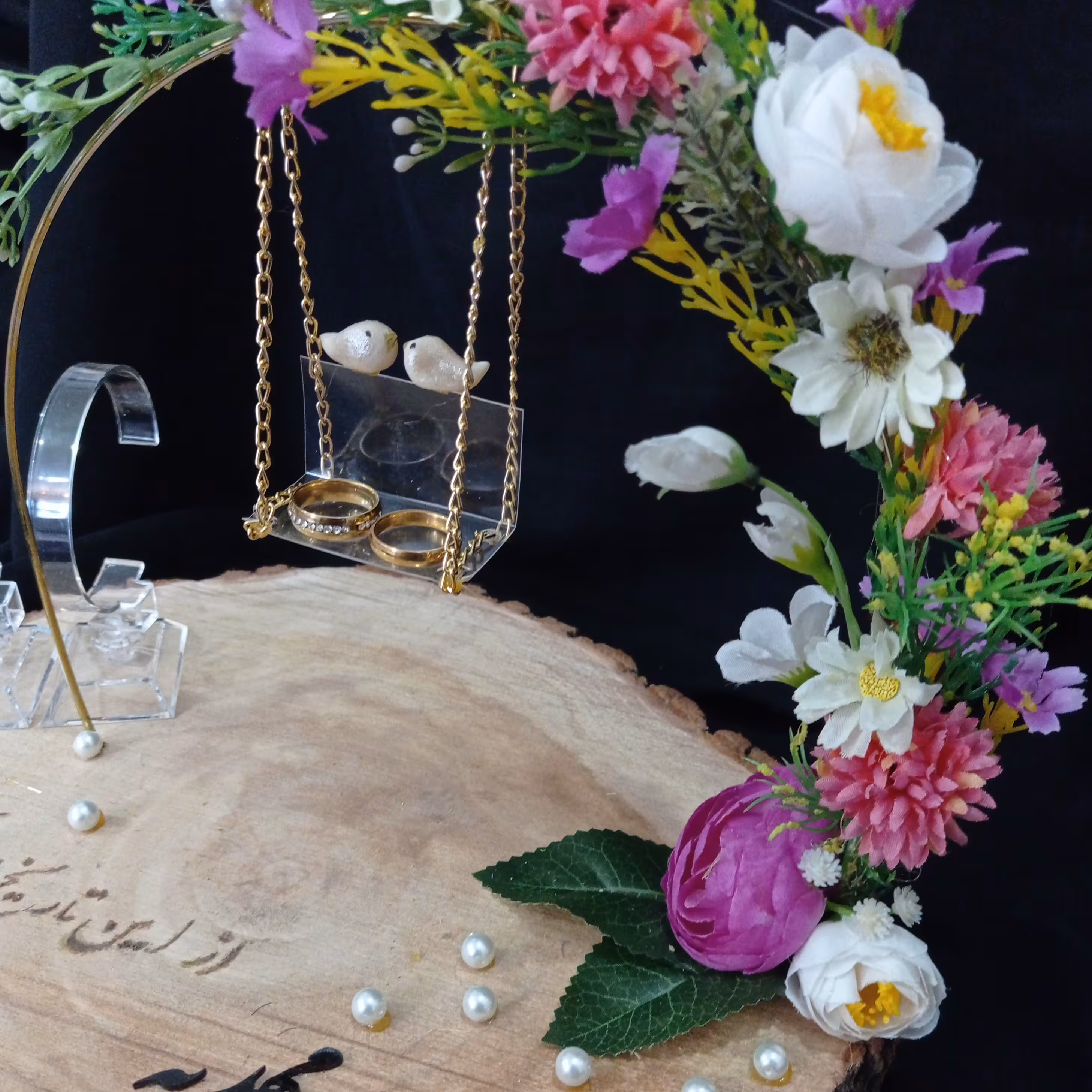 جا حلقه ی عروس و داماد استند چوبی حلقه همراه با جای ساعت تم رنگی قابل و متن قابل تغییر به سلیقه شما