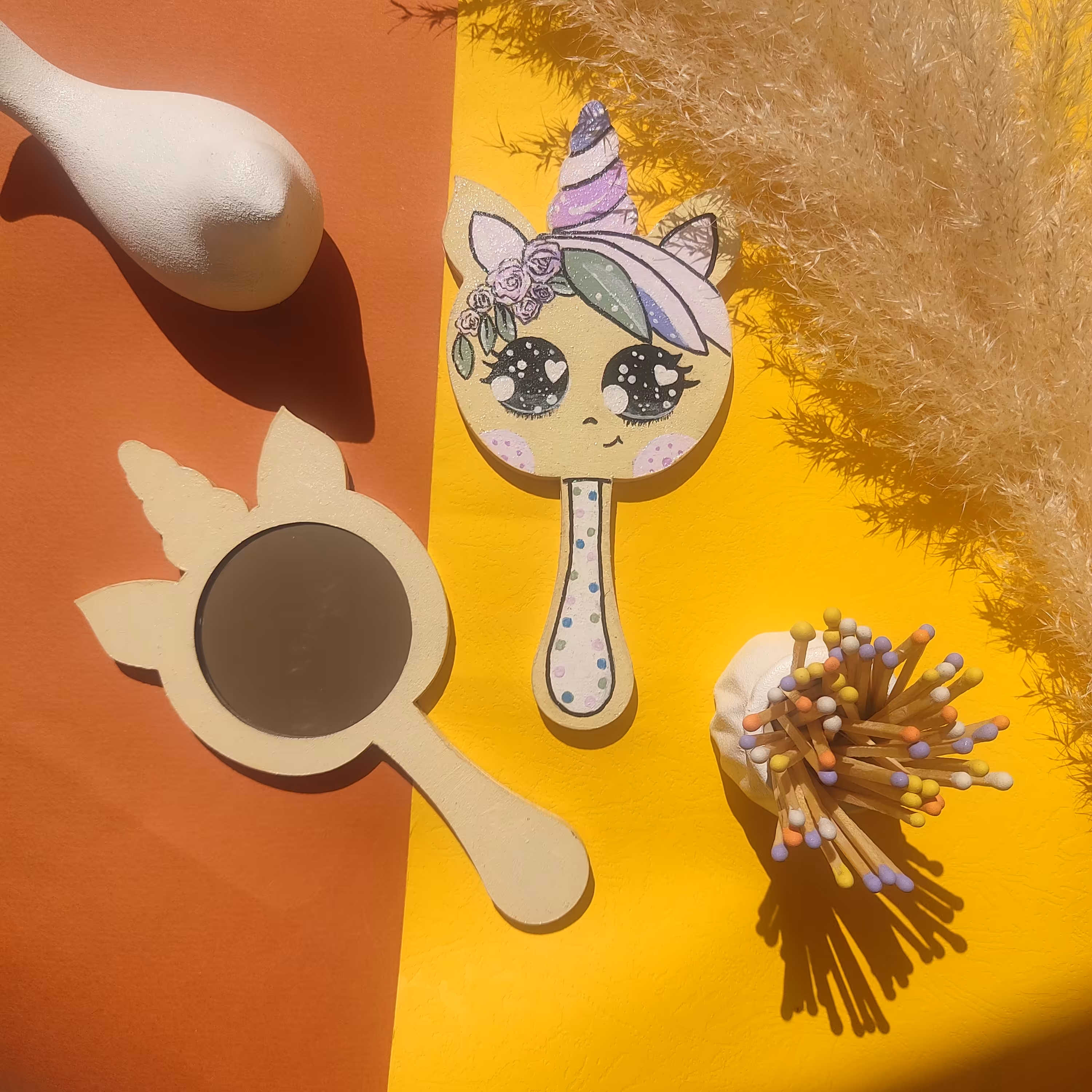 آینه دستی چوبی  یونیکورنی (تک شاخ) نقاشی شده و ضد آب 