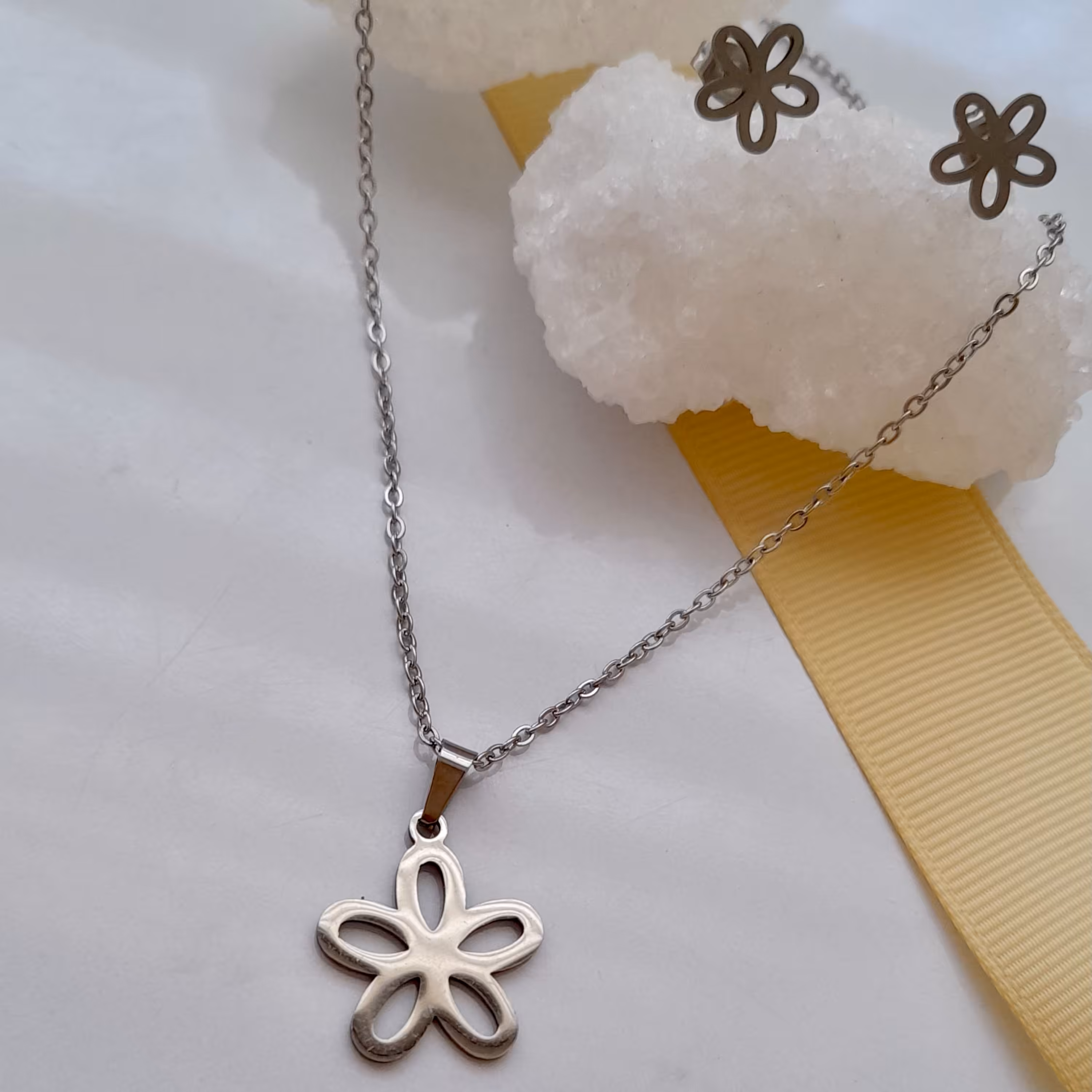 نیم ست زنانه استیل طرح گل پنج پر رنگ نقره ای (رنگ ثابت)