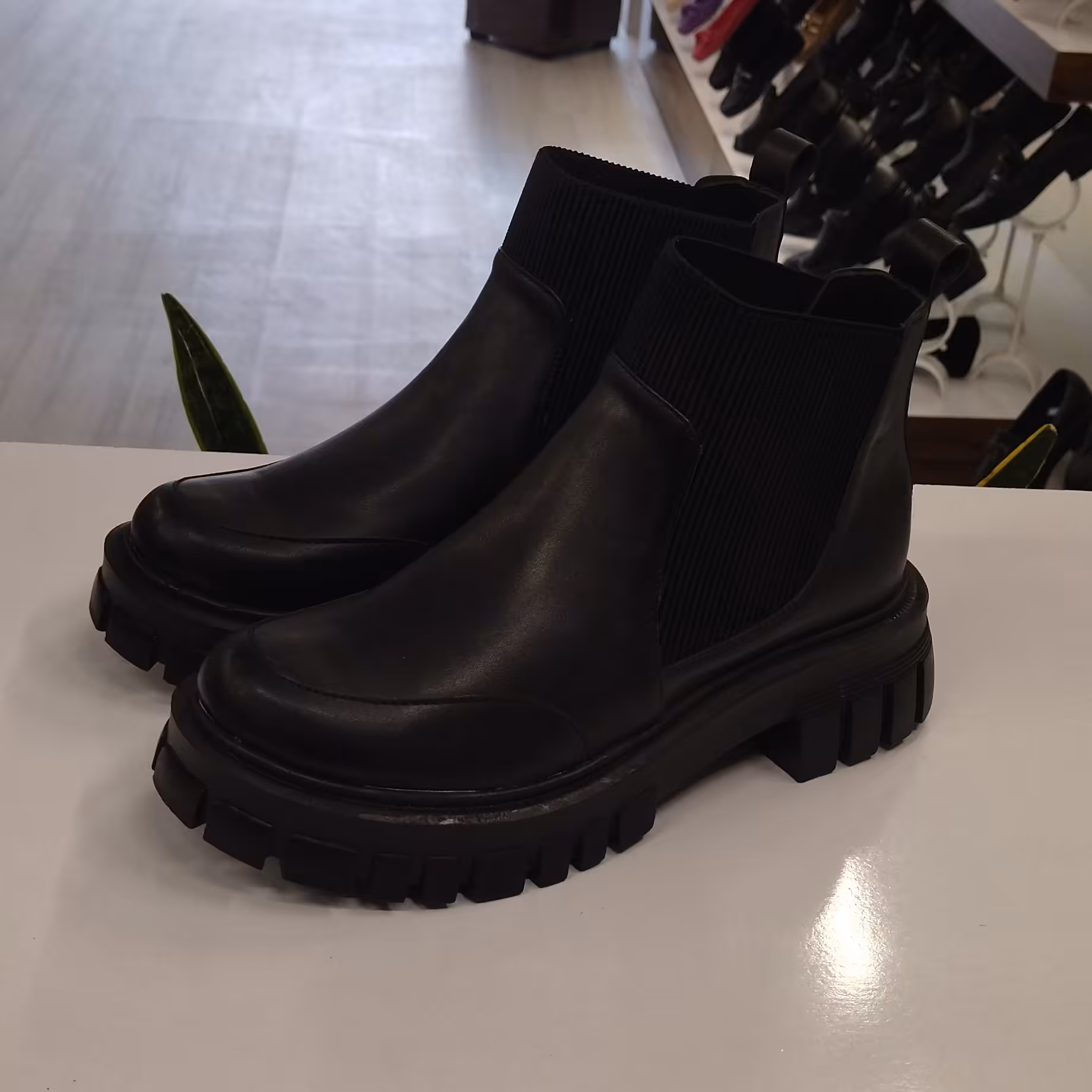 نیم بوت زنانه طرح اسپرت رنگ بندی مشکی سایز بندی 37 تا 40