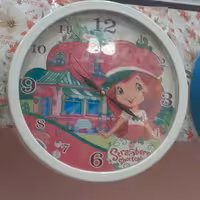 ساعت دیواری طرح کودک  مدل دختر توت فرنگی