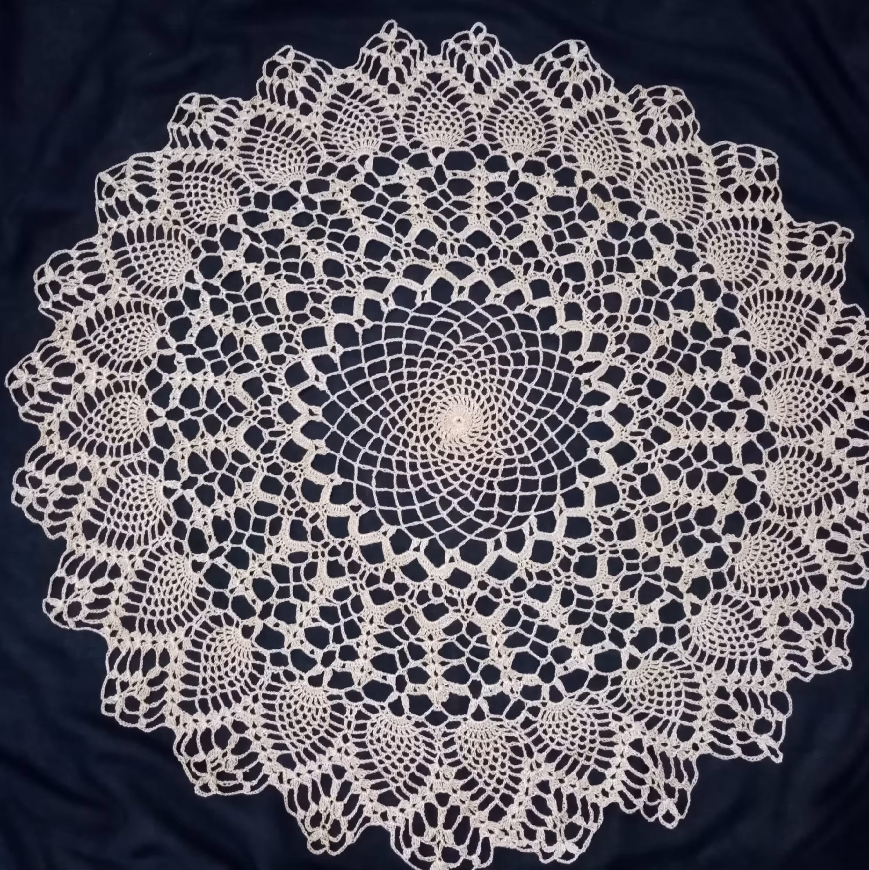 رومیزی دایره قلاب بافی