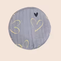 دم کنی آشپزخانه موجود در یک سایز  قطر 40 سانت  طرح قلب در زمینه خاکستری